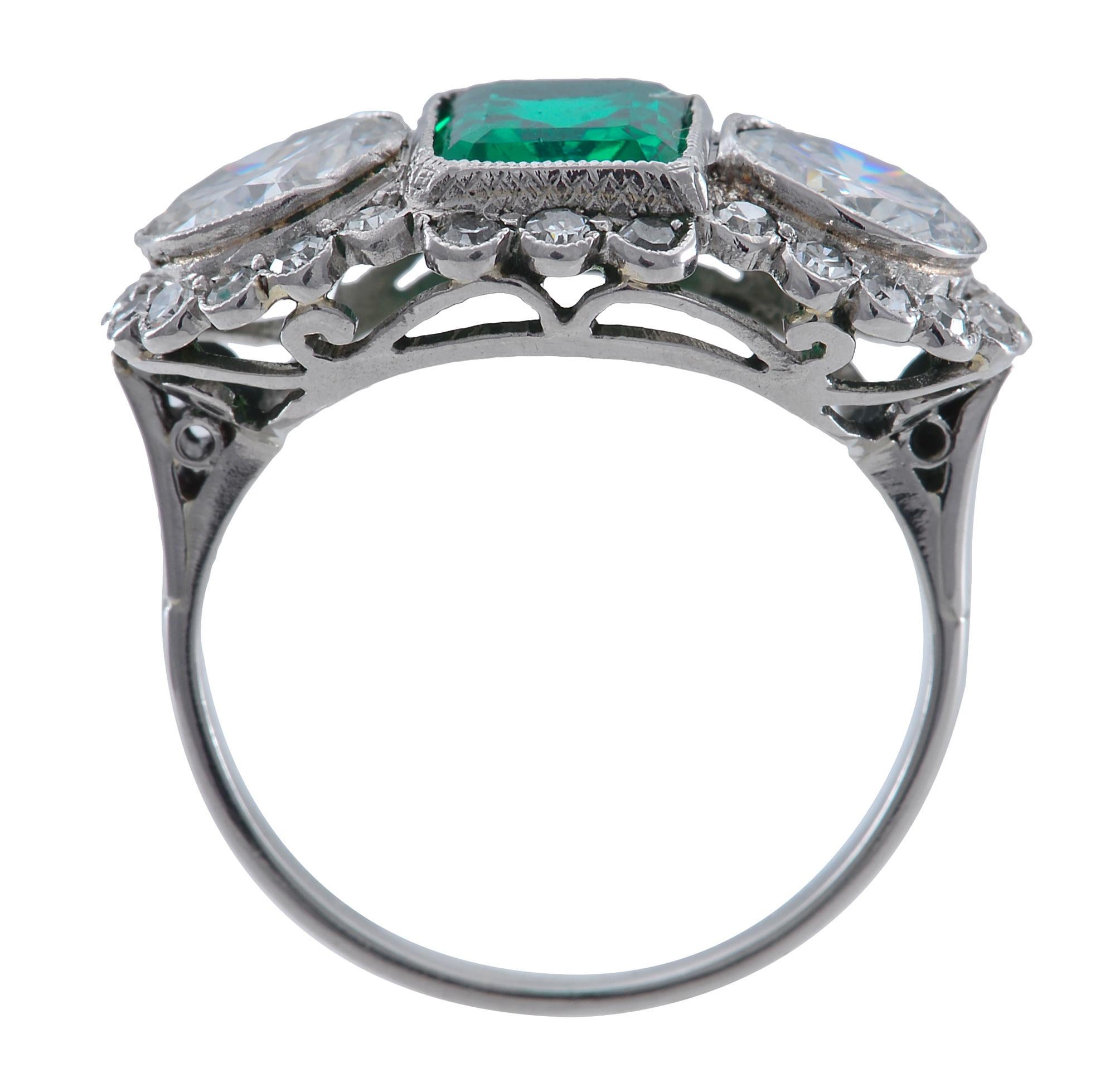 Fine Columbian Emerald and Diamond Ring In Good Condition In Melbourne, Victoria