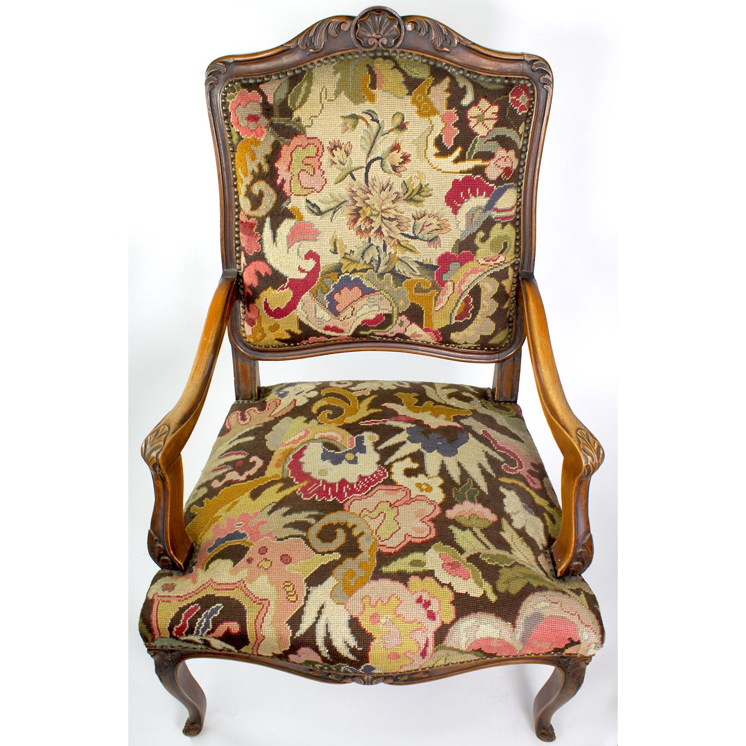 Provincial français Fauteuil de style Louis XV en noyer sculpté et aiguillettes en vente