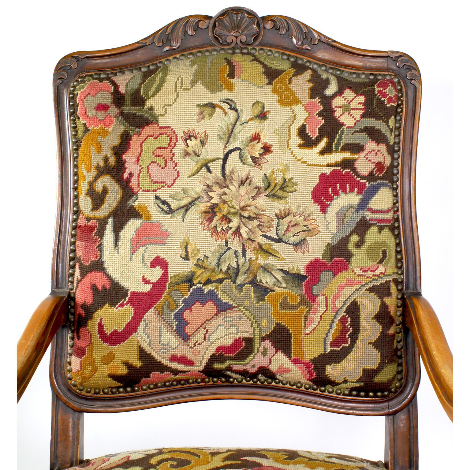 Feiner französischer Sessel im Louis XV-Stil aus geschnitztem Nussbaum und Nadelspitze (Französisch) im Angebot