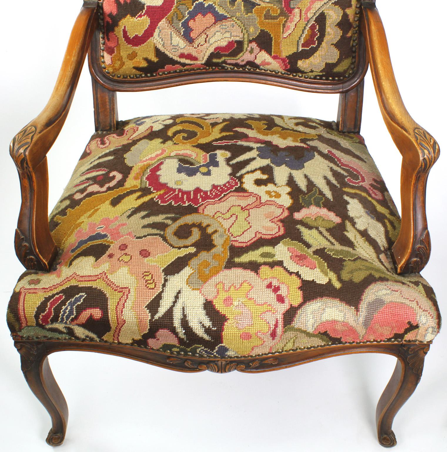 Feiner französischer Sessel im Louis XV-Stil aus geschnitztem Nussbaum und Nadelspitze (Handgeschnitzt) im Angebot