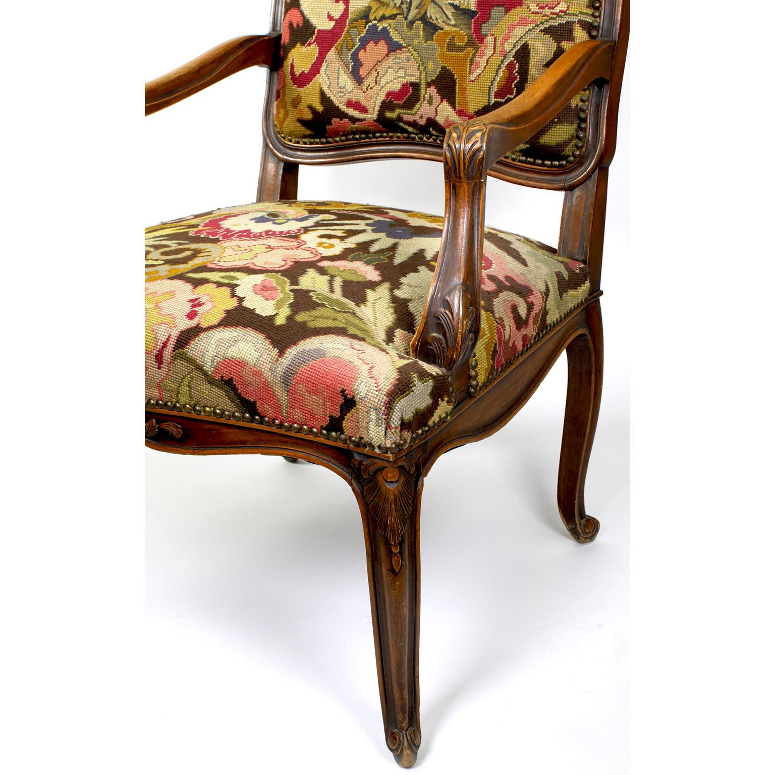 Feiner französischer Sessel im Louis XV-Stil aus geschnitztem Nussbaum und Nadelspitze (Frühes 20. Jahrhundert) im Angebot