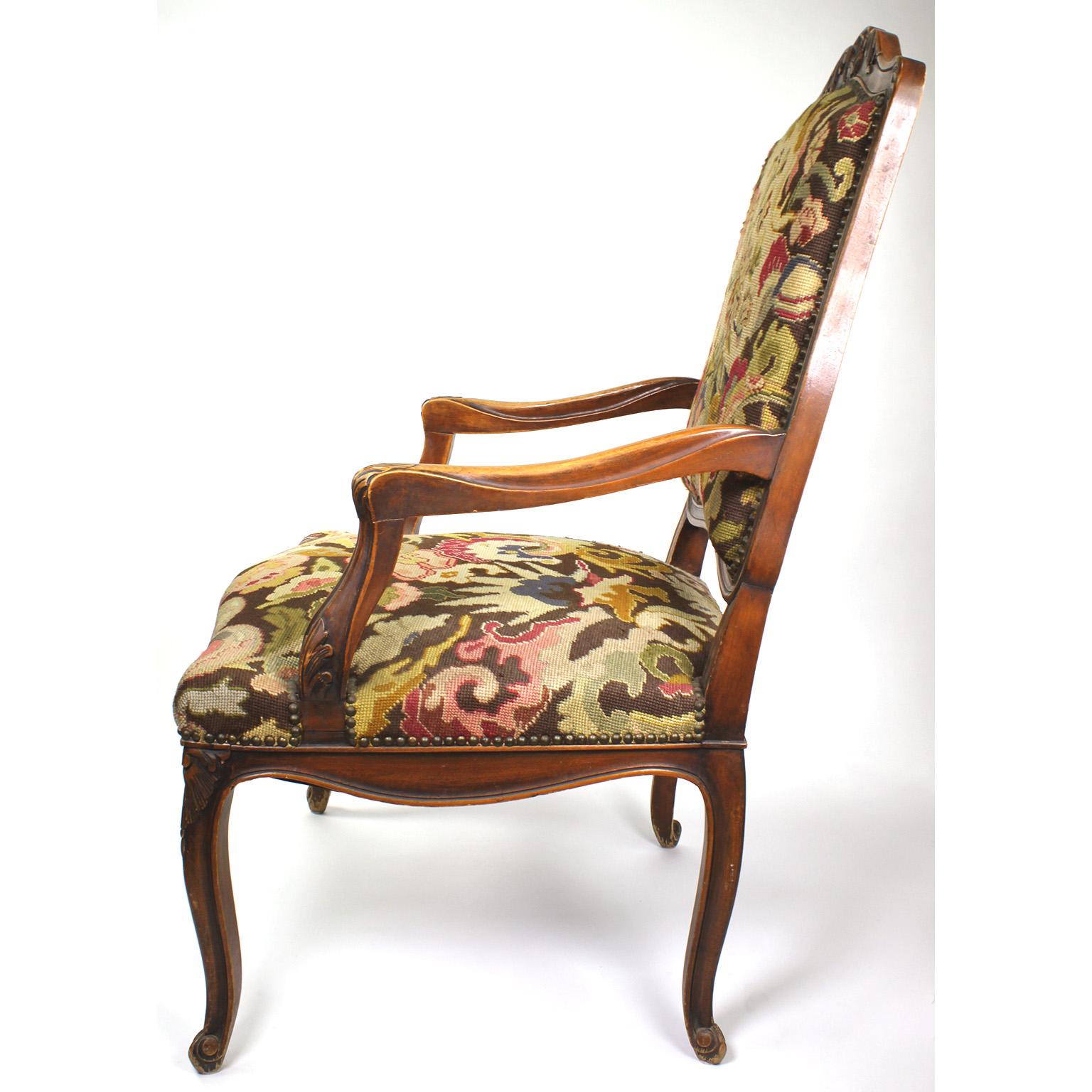 Tapisserie Fauteuil de style Louis XV en noyer sculpté et aiguillettes en vente