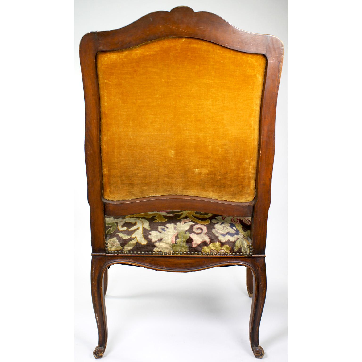 Feiner französischer Sessel im Louis XV-Stil aus geschnitztem Nussbaum und Nadelspitze im Angebot 1