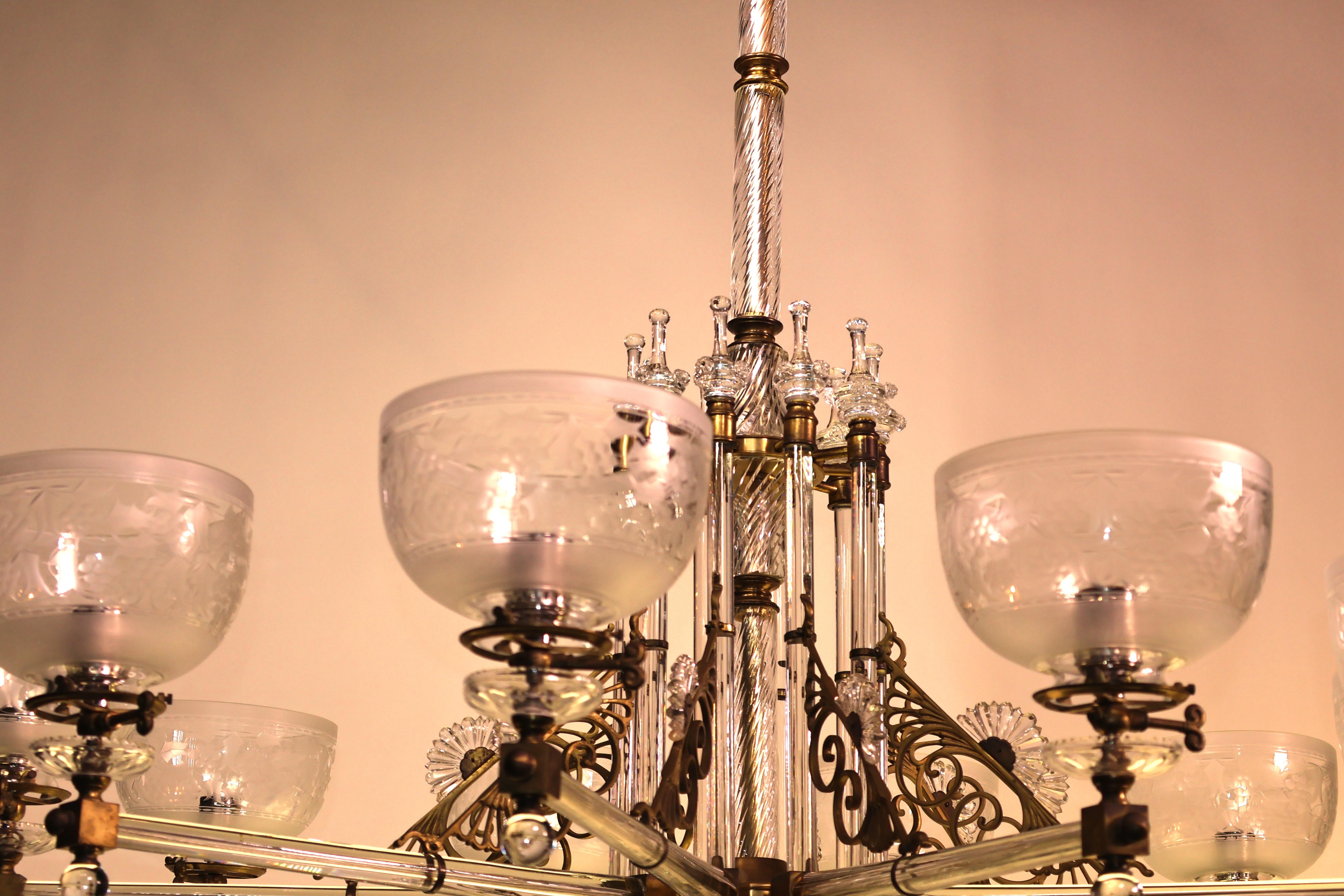 Un raffinato lampadario di cristallo a 10 luci. Inghilterra, circa 1900. in vendita 2