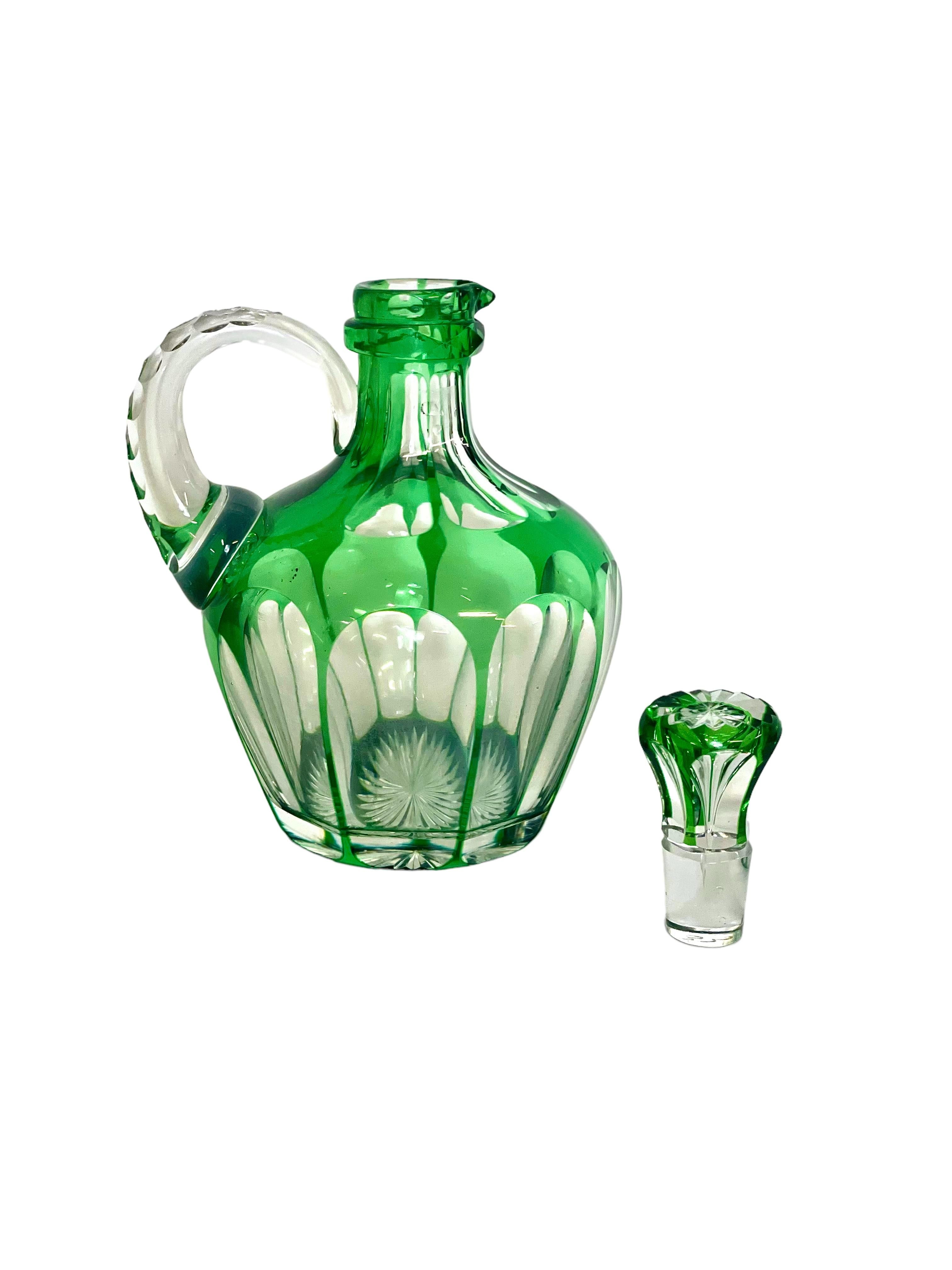 Français Carafe à liqueur française vintage en cristal vert superposé avec poignée en vente