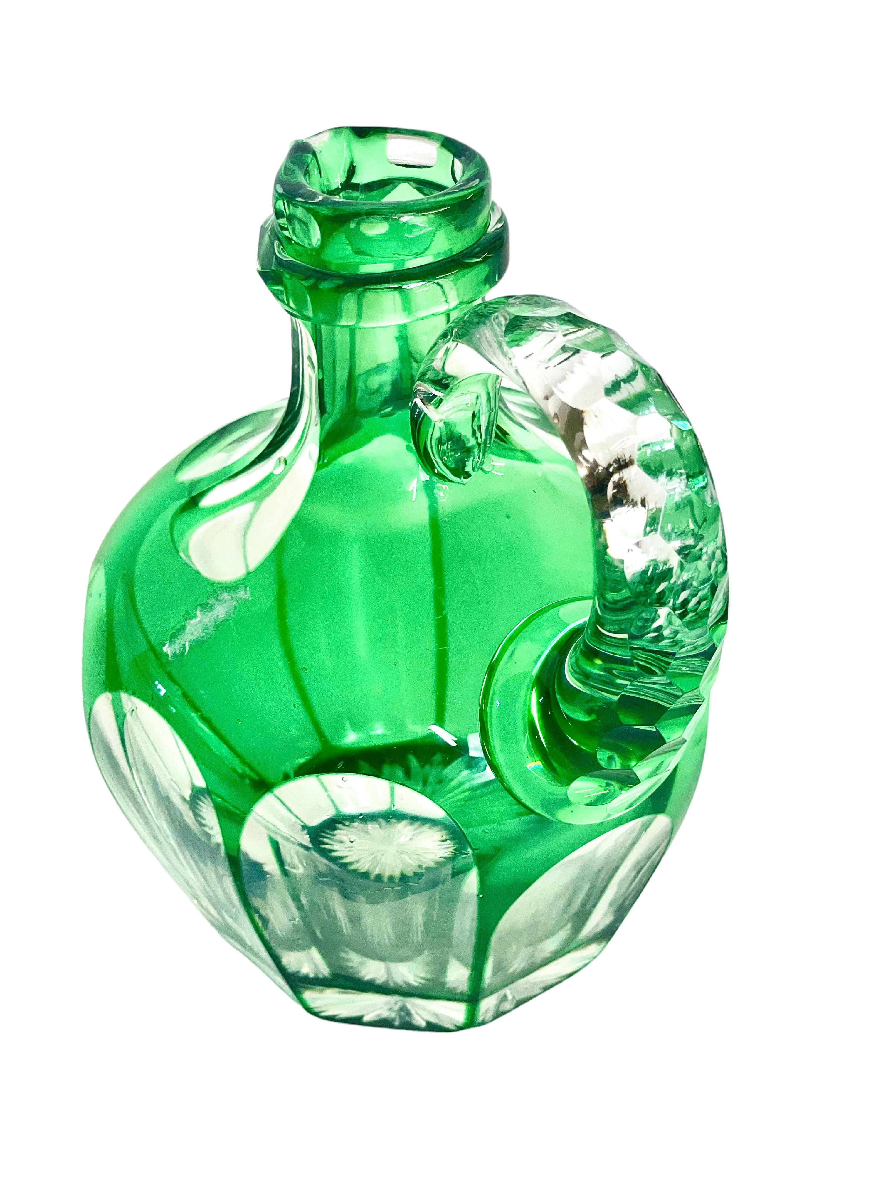 Carafe à liqueur française vintage en cristal vert superposé avec poignée Bon état - En vente à LA CIOTAT, FR