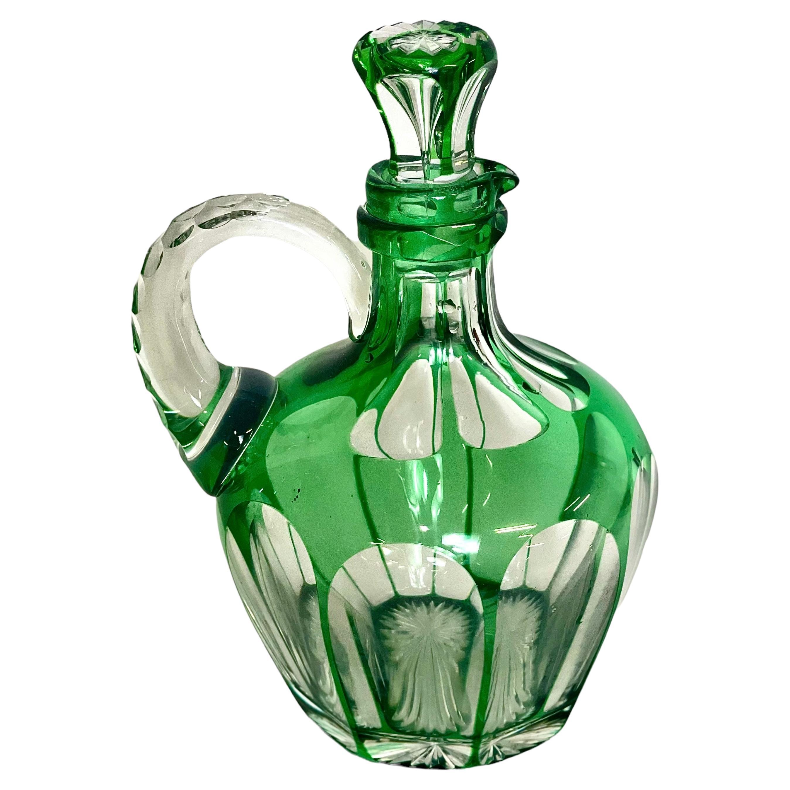 Decantador de licor vintage francés de cristal verde superpuesto con asa