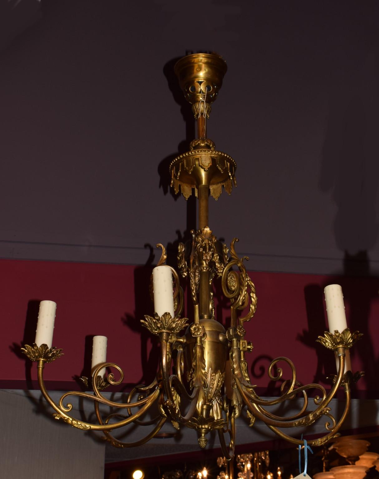 A fine and decorative bronze chandelier. Oval center issuing six U-shaped arms, central rod ornated with ram's heads. 6-light, France, circa 1900
Dimensions: Height 39