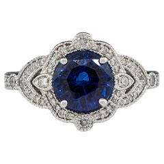 Un raffinato zaffiro blu intenso in un anello di diamanti in oro bianco 14K
