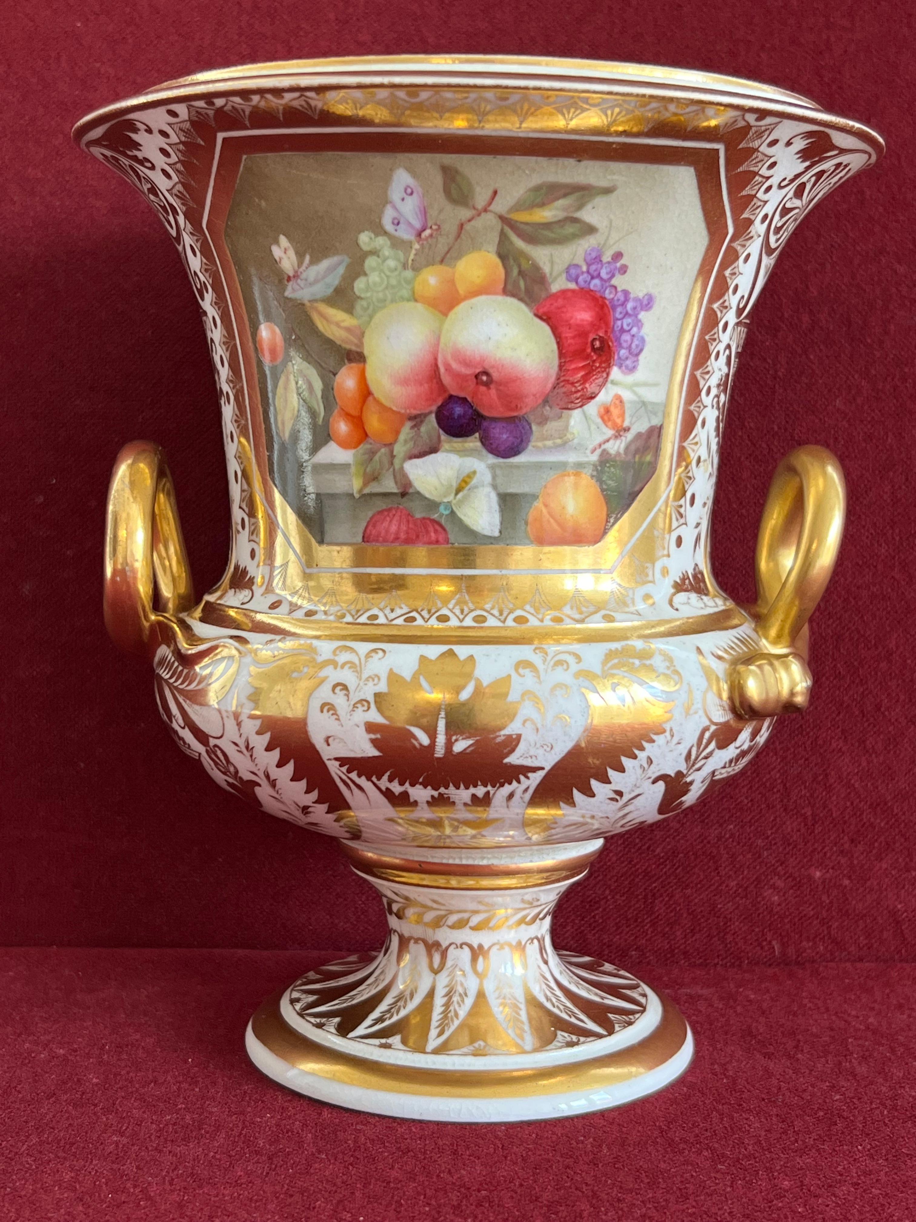 Eine sehr schöne Campana-Vase aus Derby-Porzellan, um 1815. Schön gemalt mit zwei Tafeln mit Früchten in der Art von Thomas Steele. Dieser Künstler war einer der talentiertesten und bedeutendsten Derby-Künstler. Zwei vergoldete Schlangengriffe