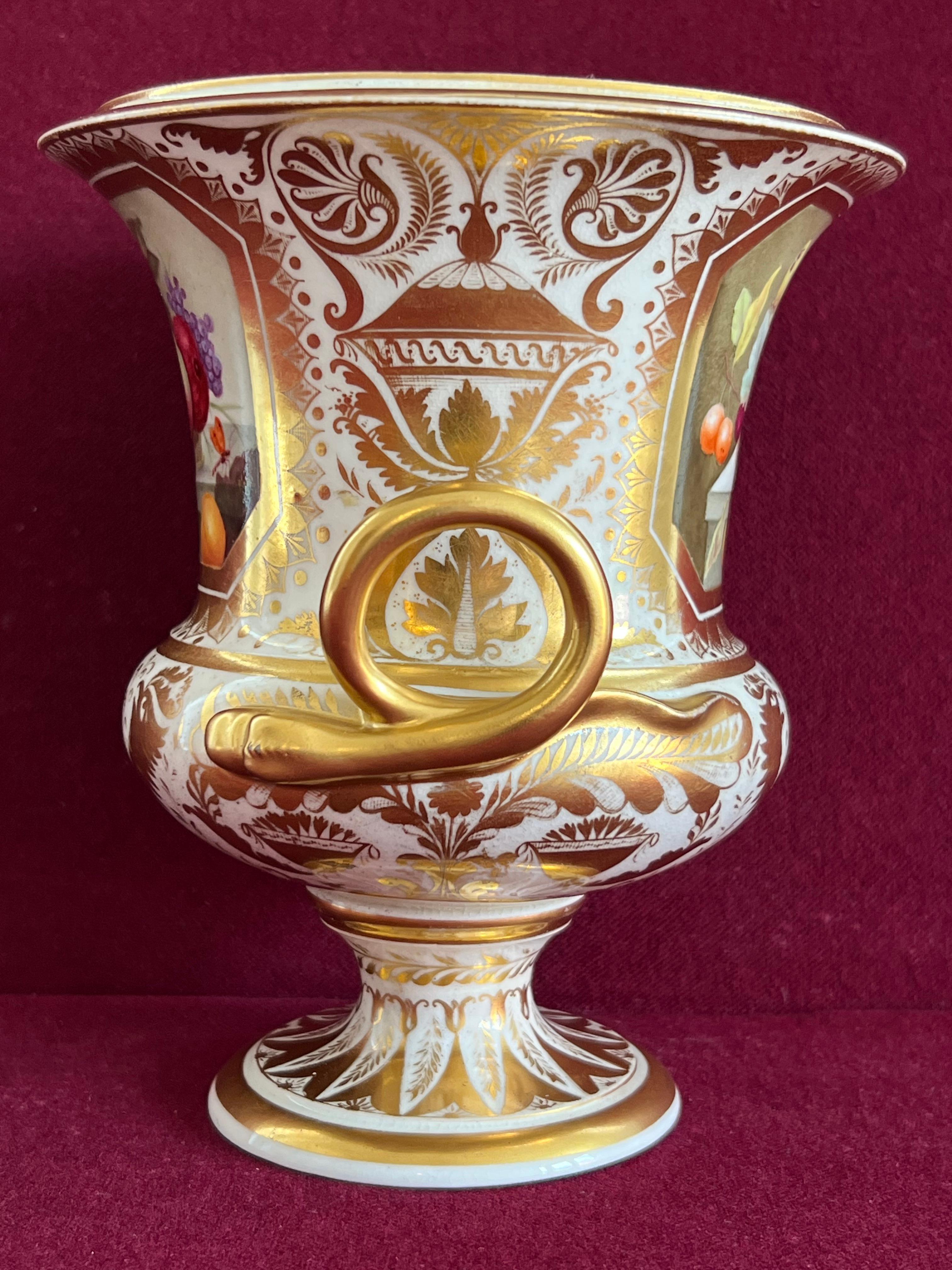 Inglese Vaso in porcellana Derby di pregio del 1815 decorato alla maniera di Thomas Steele in vendita