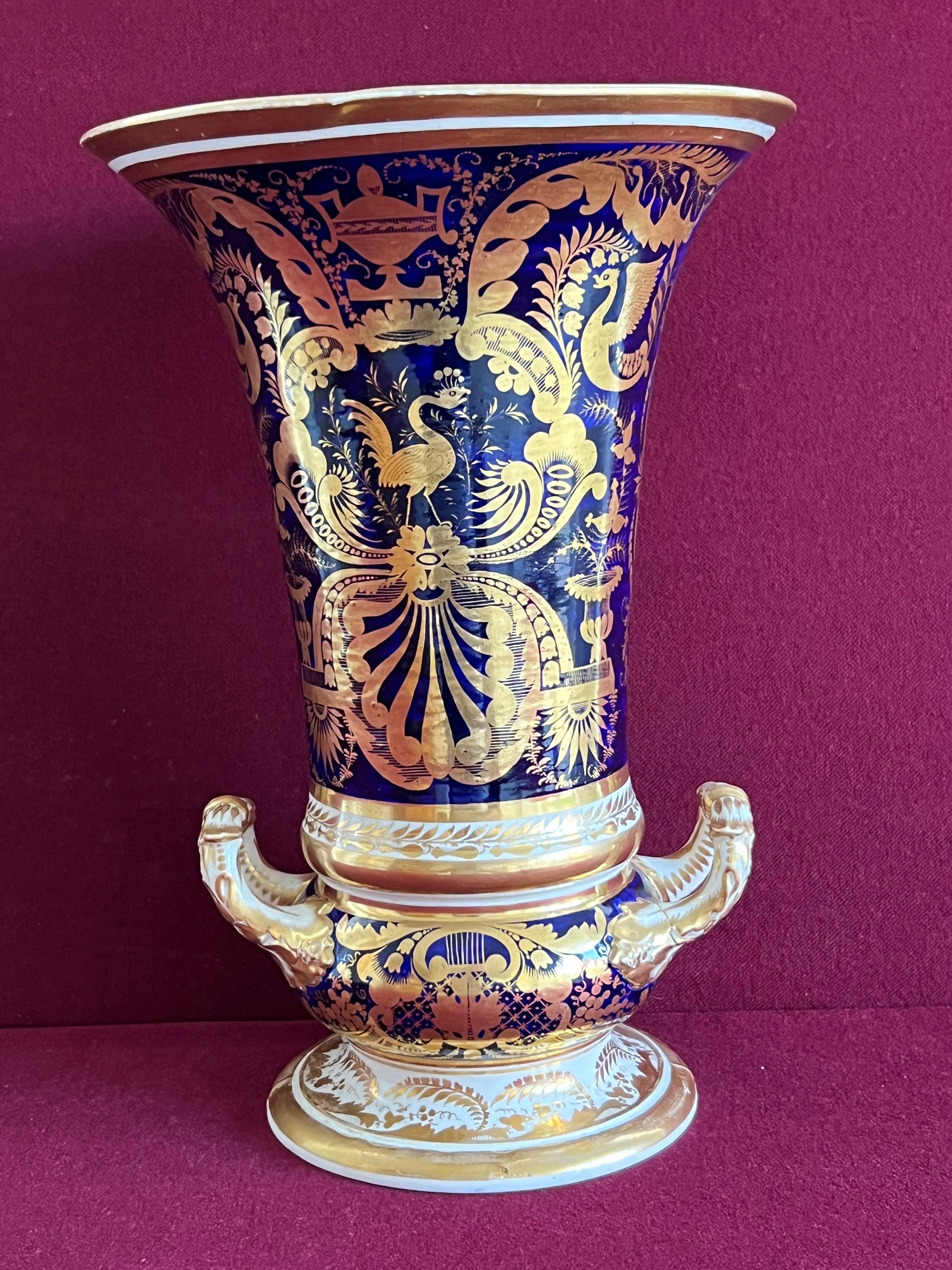 Peint à la main Un beau vase en porcelaine de Derby décoré à la manière de Brewer vers 1810 en vente