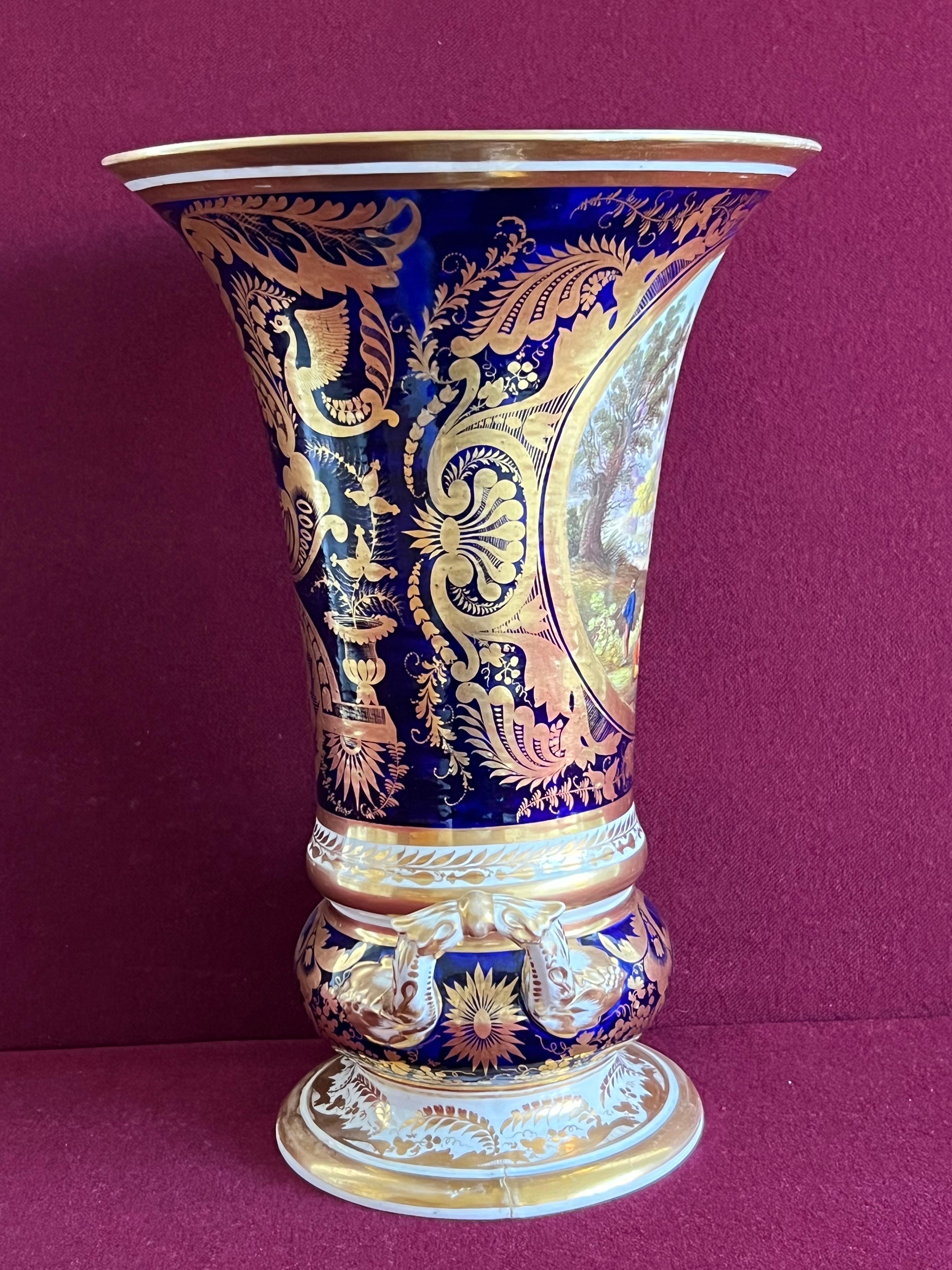 Un beau vase en porcelaine de Derby décoré à la manière de Brewer vers 1810 État moyen - En vente à Exeter, GB
