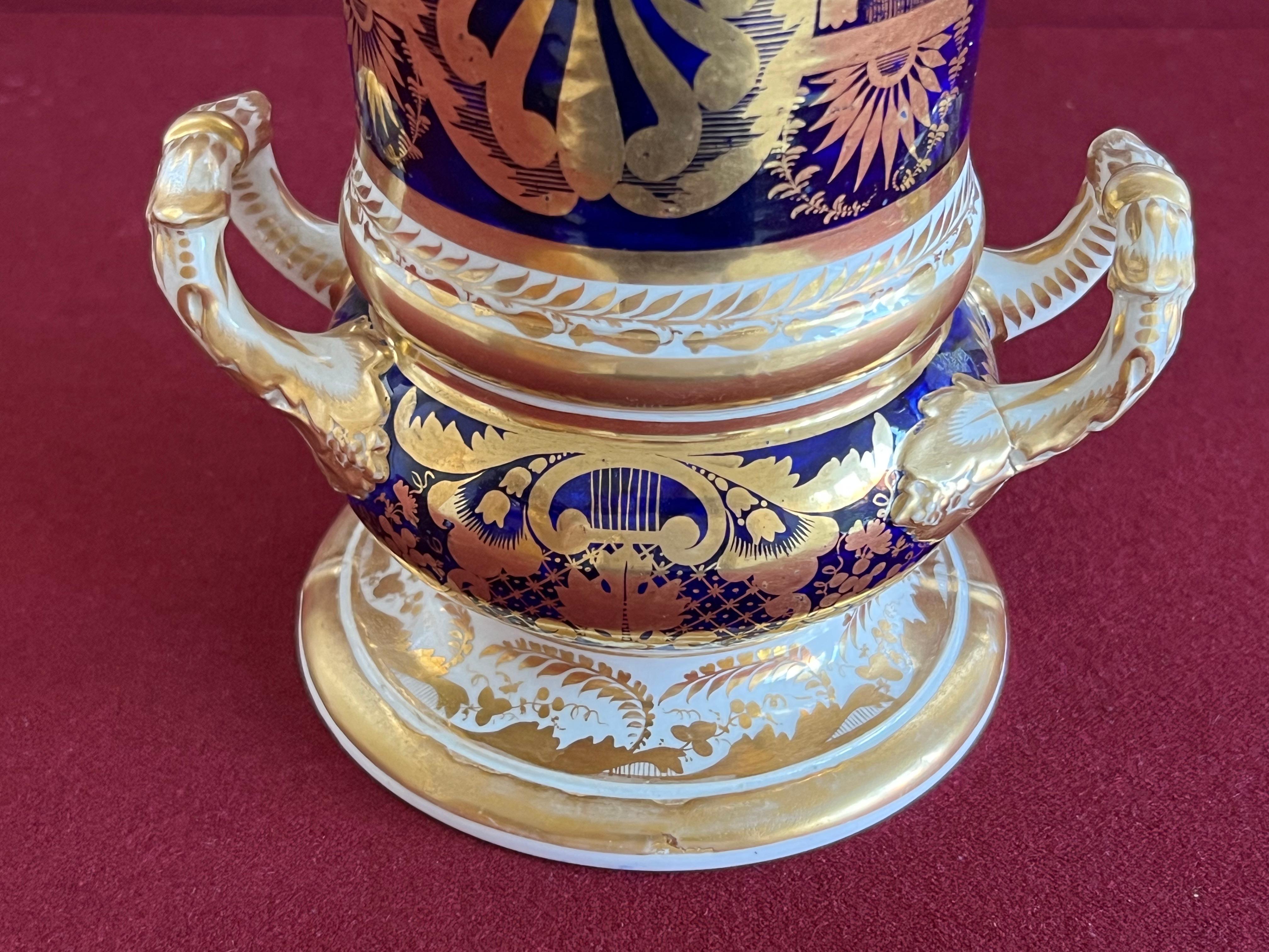 Un beau vase en porcelaine de Derby décoré à la manière de Brewer vers 1810 en vente 1