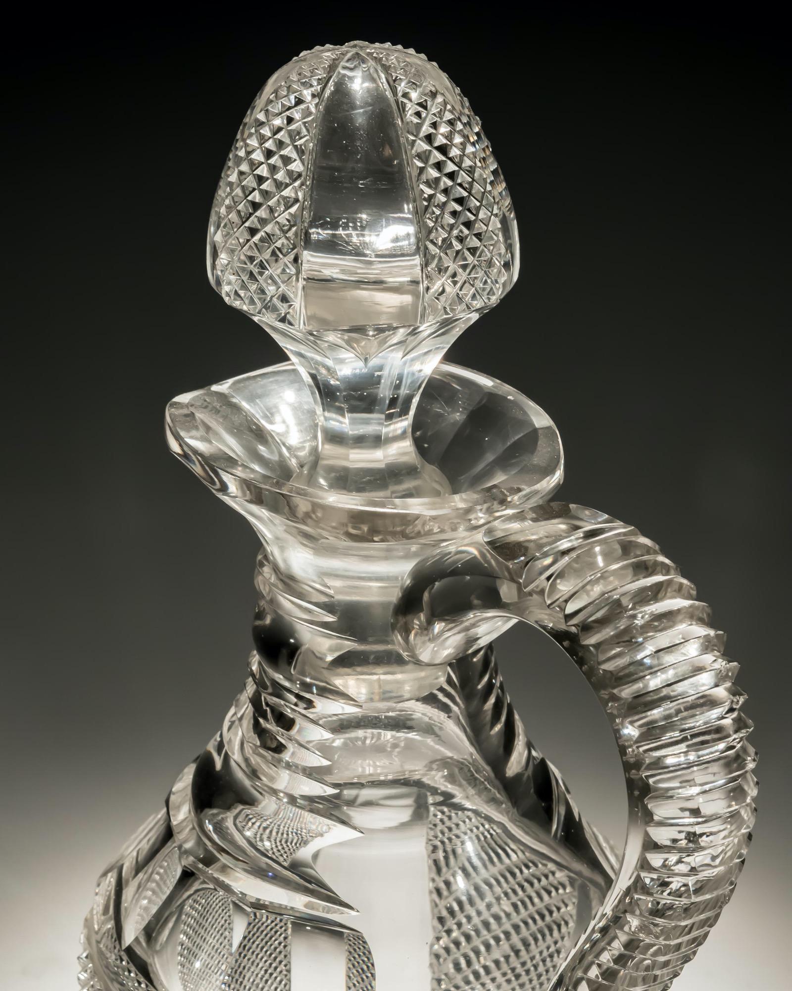 Fina jarra de clarete de la Regencia de talla de pilar y diamante, con tapón a juego.
Medidas: altura 30 cm (11 3/4