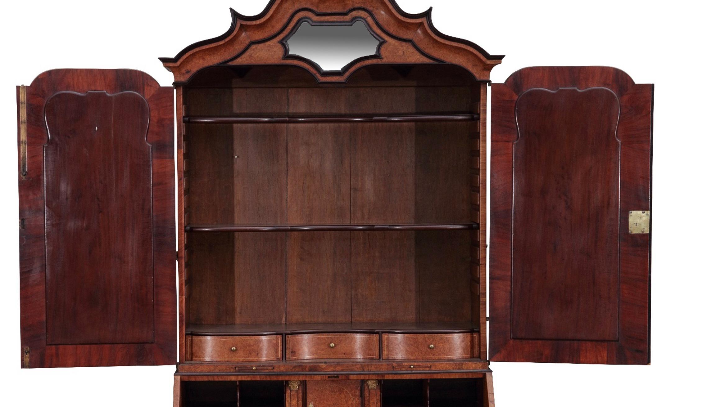 A fine Dutch 18th-century oak and amboyna bureau cabinet with mirror doors In Good Condition For Sale In Amsterdam, NL