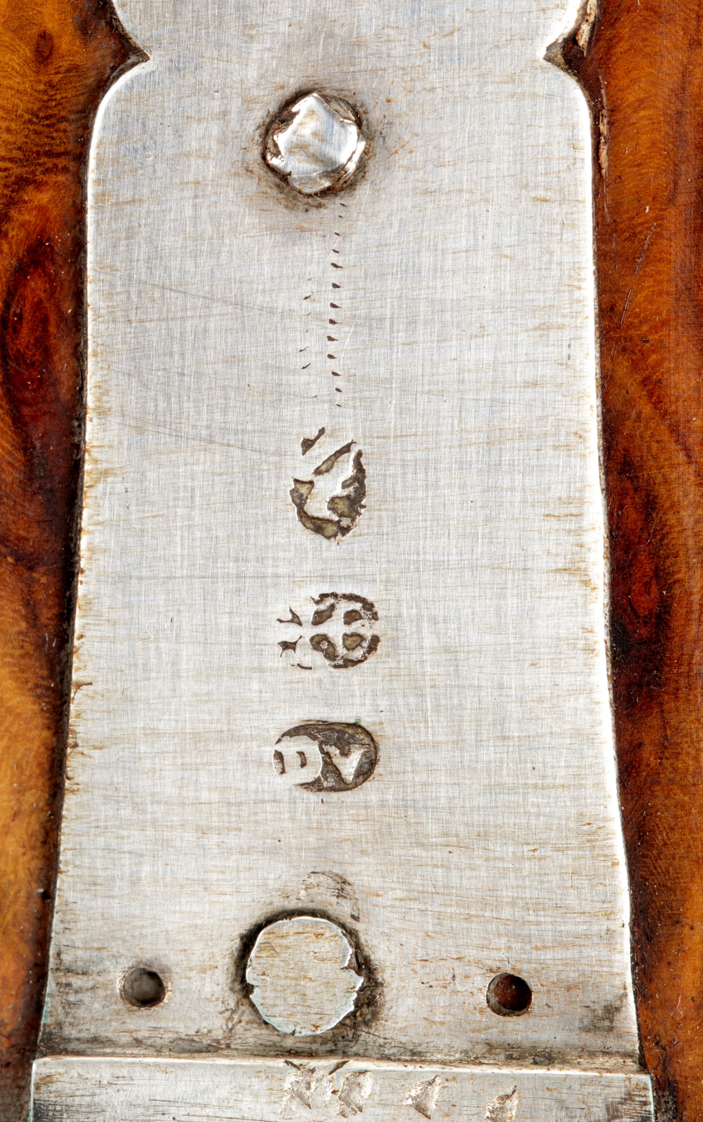 Fino cofre indonesio de nudo de ambonya, ébano y teca con monturas de plata

Yakarta (Batavia), hacia 1706 (año letra W (1705-1710), marcado DV, probablemente Dirck Vooght

Los bordes exteriores y los cuatro pies de ébano, con placa de cierre,