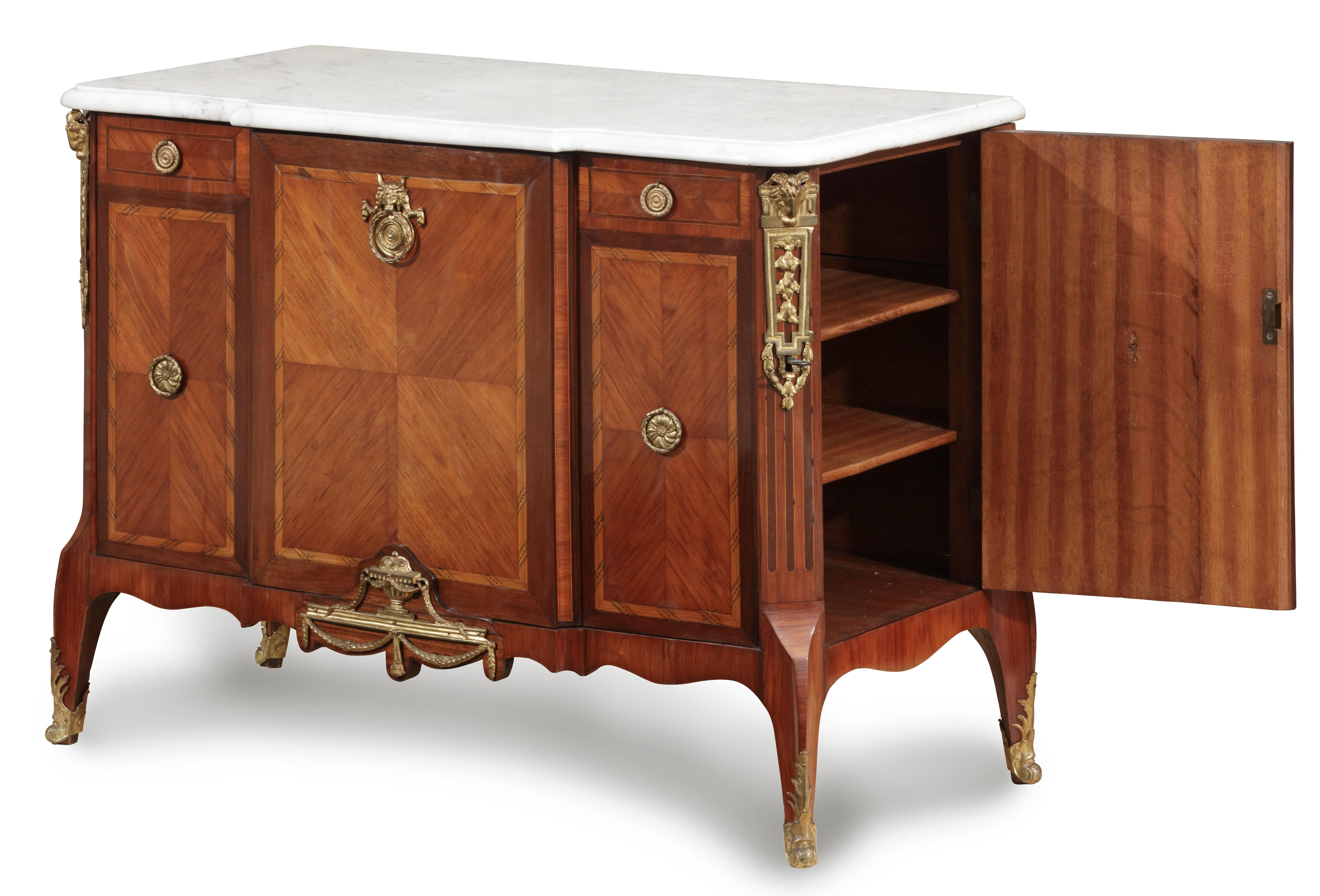 Chest of drawers attributed to the workshop of Matthijs Horrix, circa 1770-1780
Dimensions: 82 cm high, 115 cm wide, and 52 cm deep.
Oak core veneered with rosewood and palm wood marquetry, topped with a white Carrara marble slab, gilded bronze