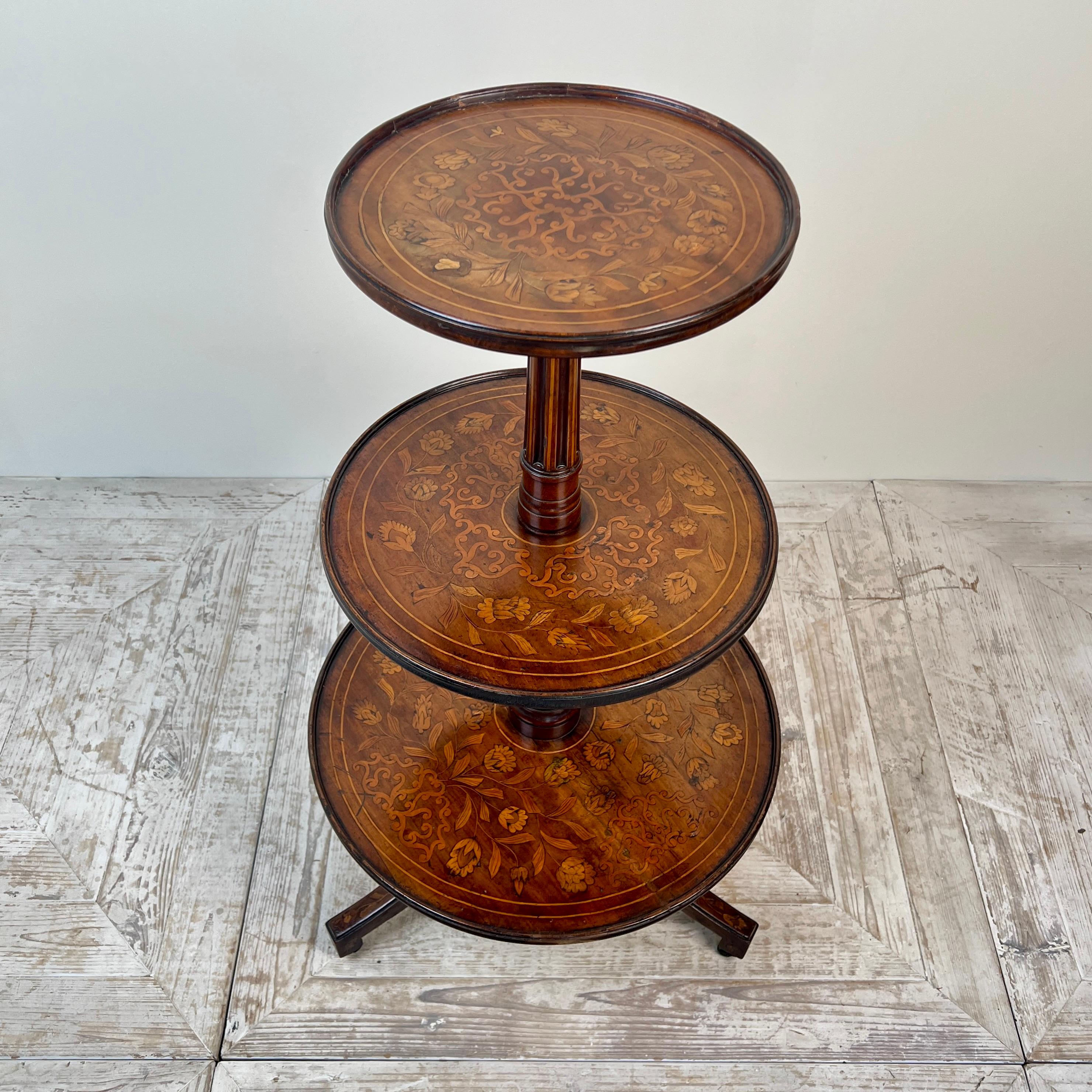 Fino montaplatos de marquetería holandesa de tres pisos Georgiano en venta
