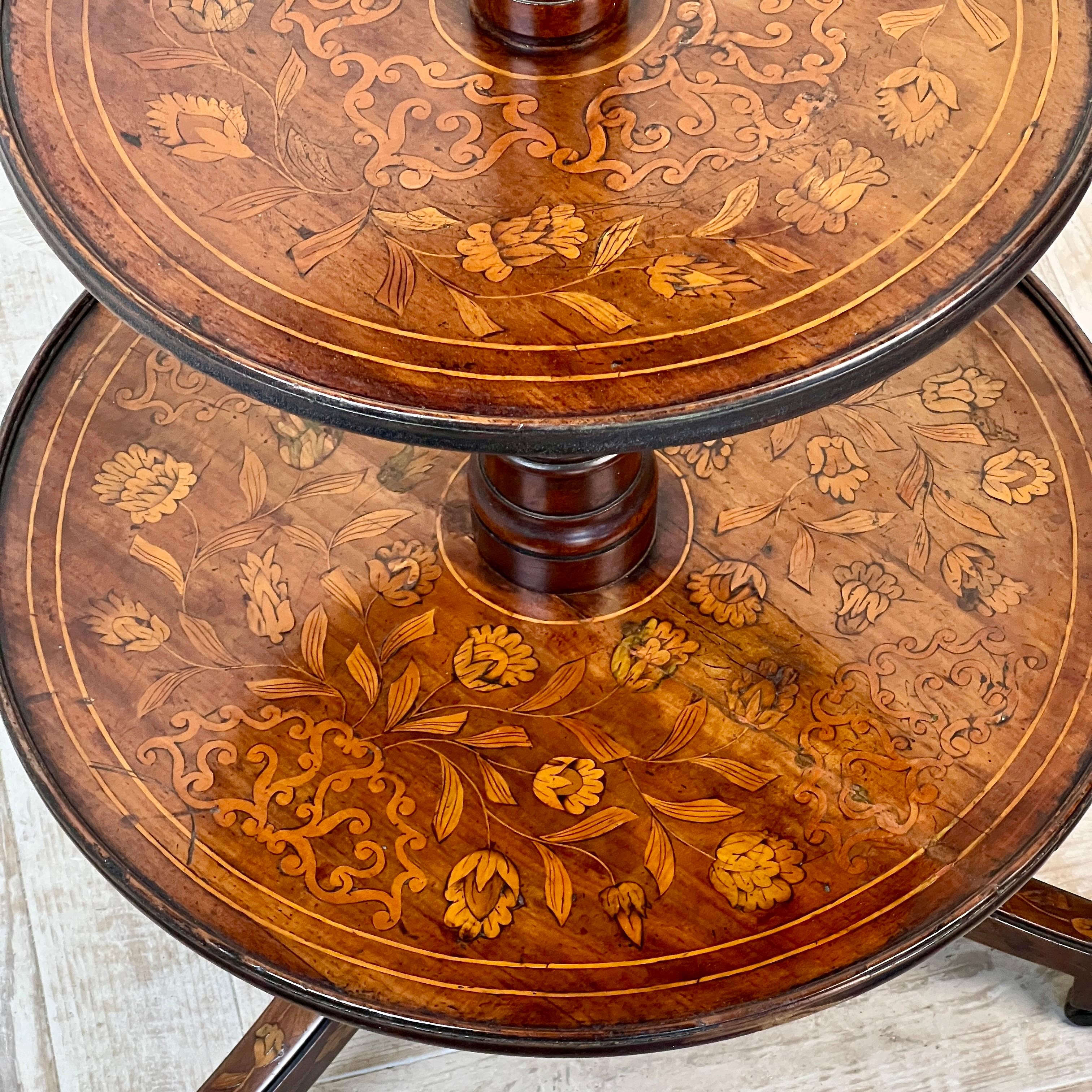 Fino montaplatos de marquetería holandesa de tres pisos Holandés en venta