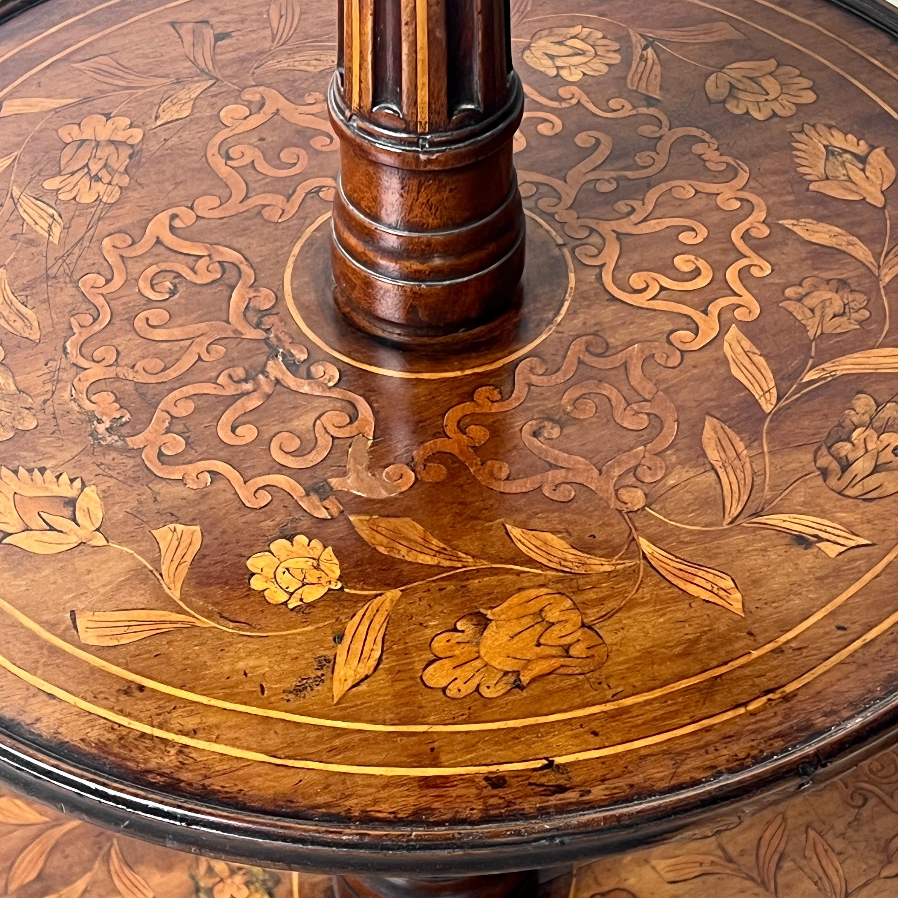 Fino montaplatos de marquetería holandesa de tres pisos en venta 1