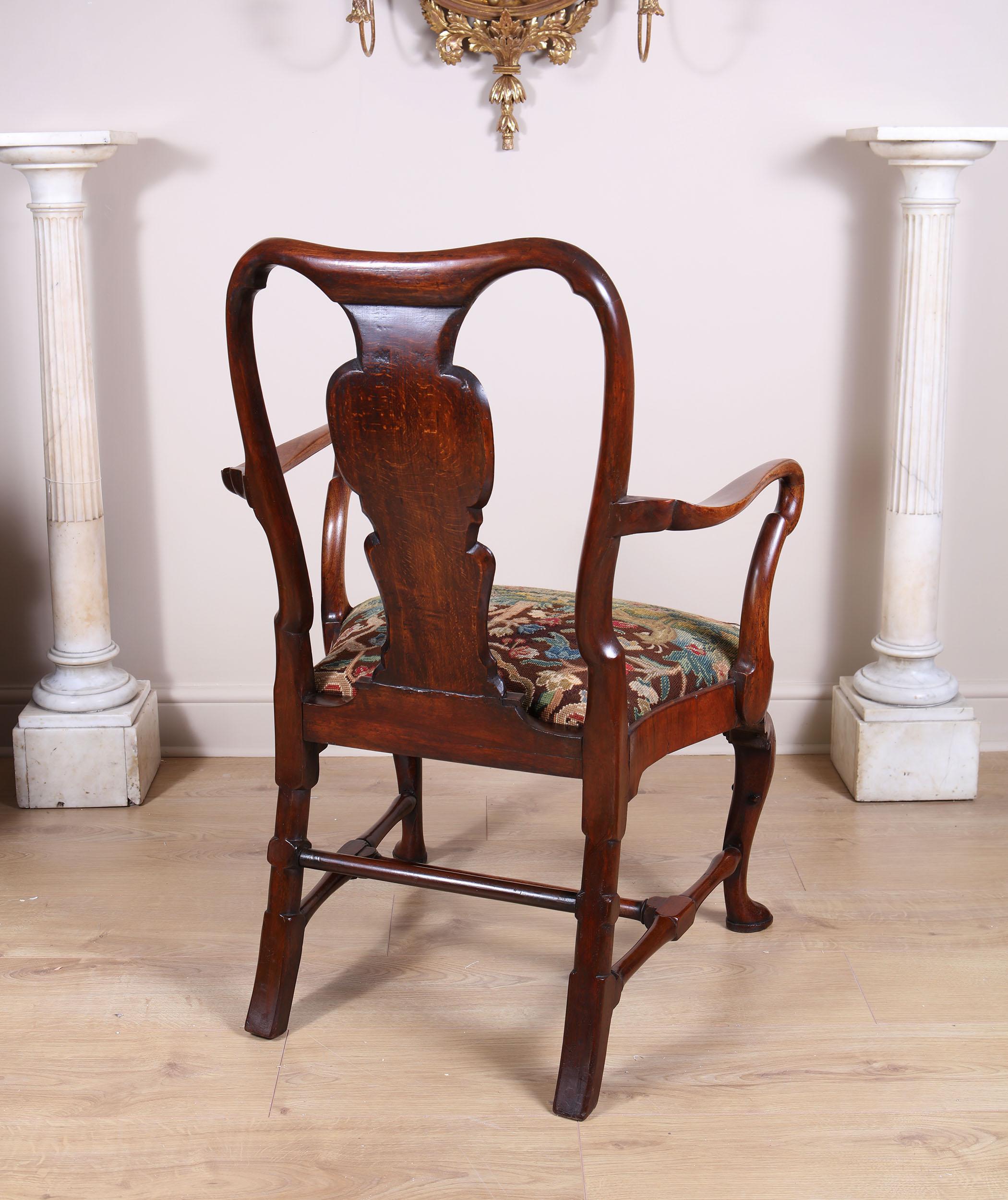 Fine Early 18th-Century Walnut Shepherd’s Crook Armchair In Good Condition In London, by appointment only