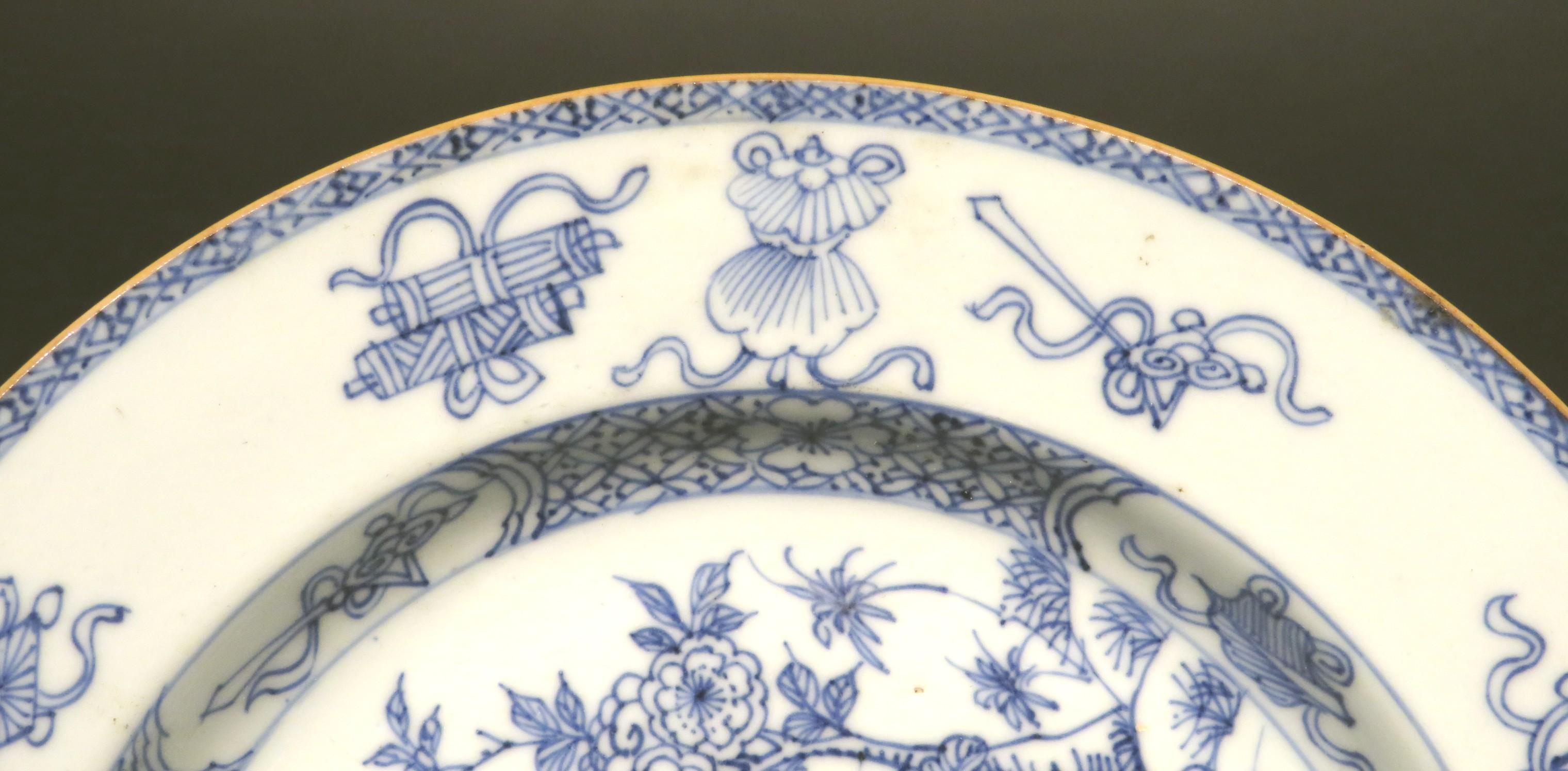 A Fine Early 18th Century Yongzheng Period Chinese Blue & White Porcelain Plate In Good Condition For Sale In Ottawa, Ontario
