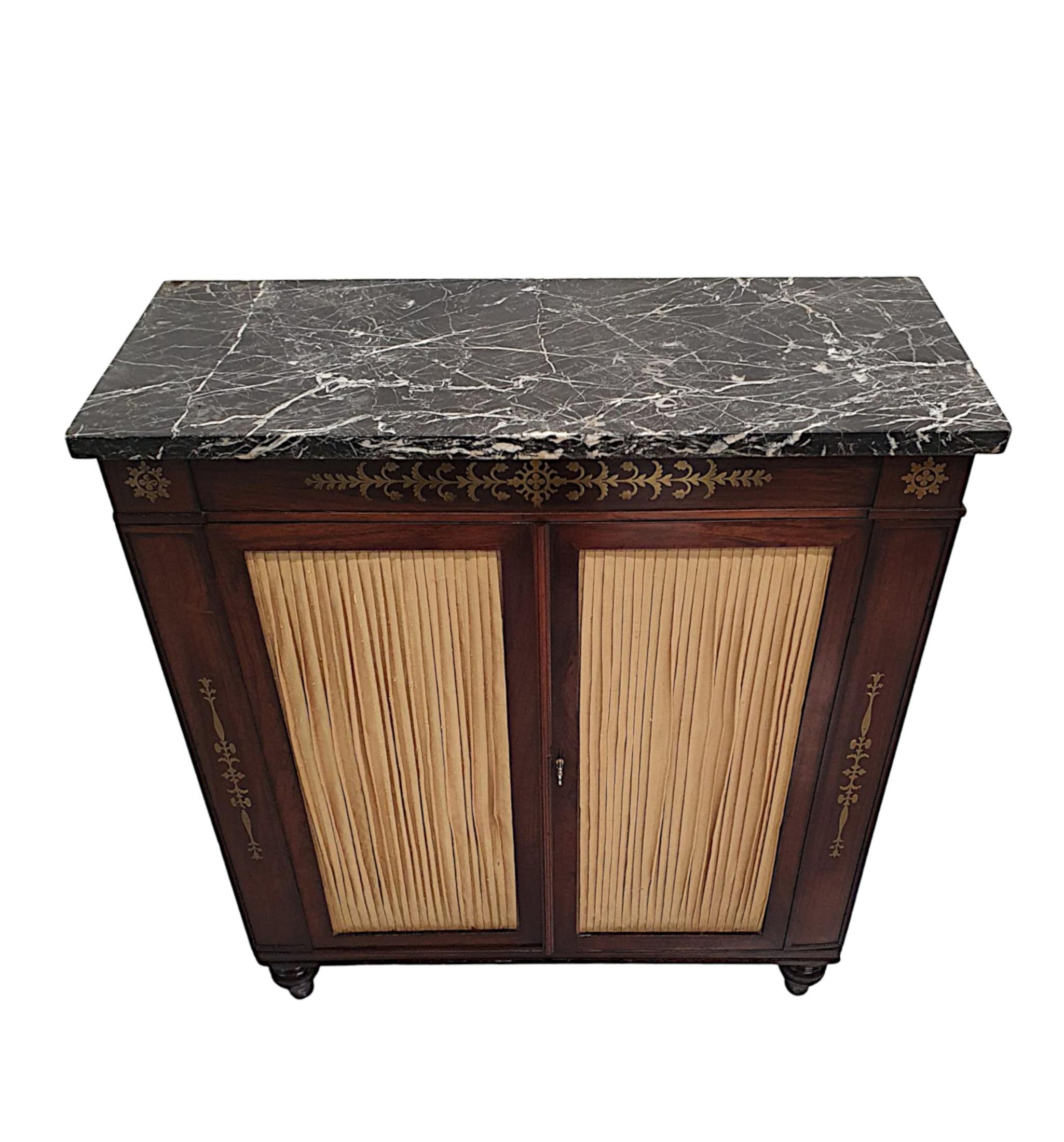 Regency Très beau meuble d'appoint en marbre de style Régence du début du 19e siècle  en vente