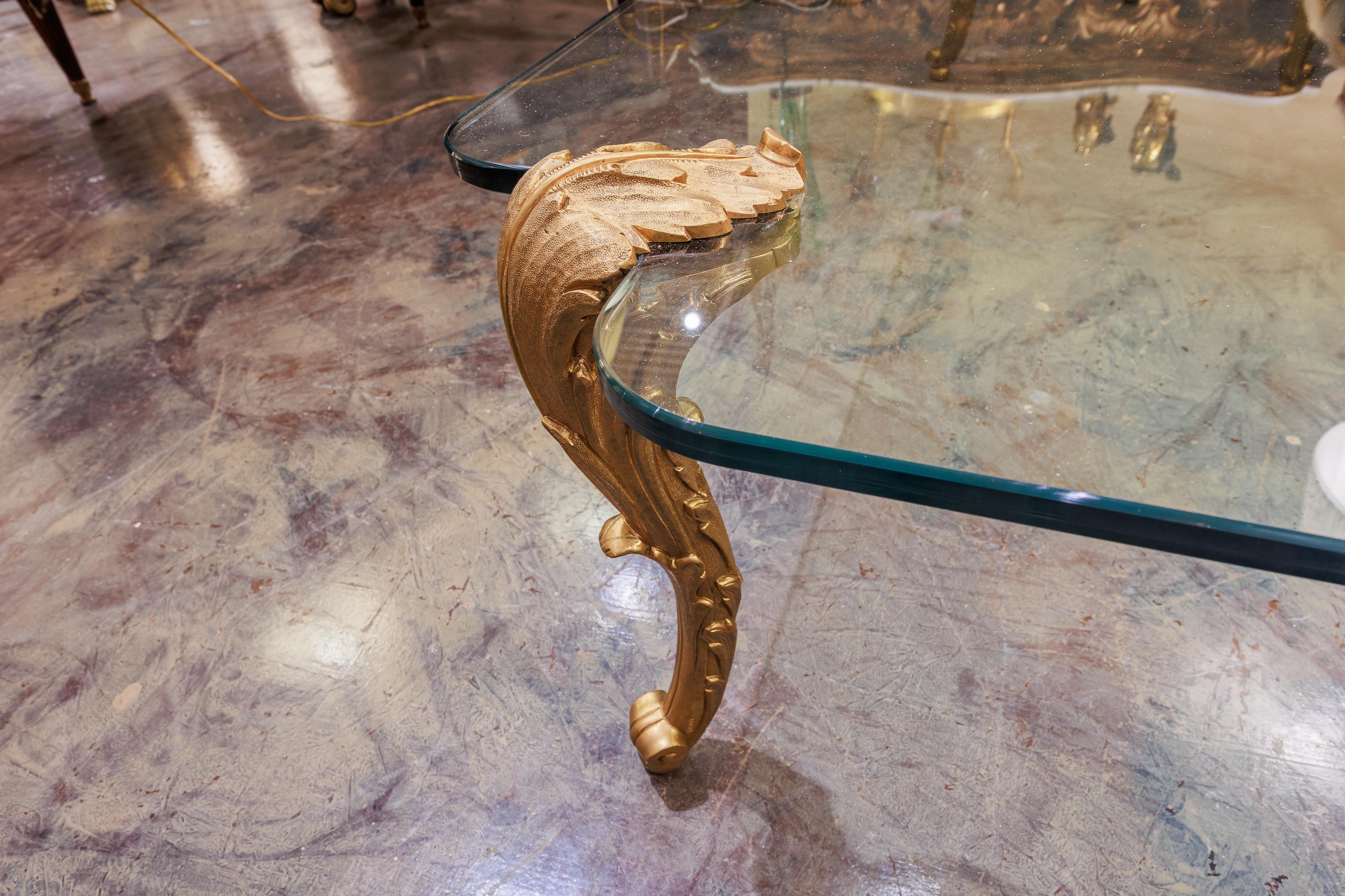 Table à cocktail d'inspiration Louis XV en bronze doré signée par P.E. Guerin. 
