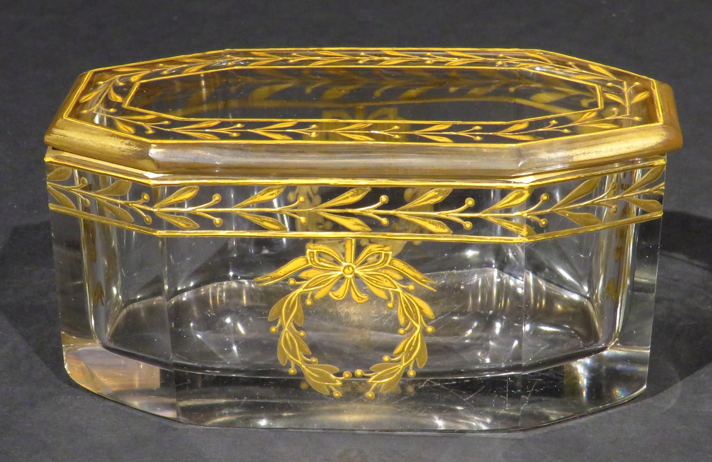 Français Pot ou boîte en verre décoré de dorures du début du 20e siècle, vers 1920 en vente