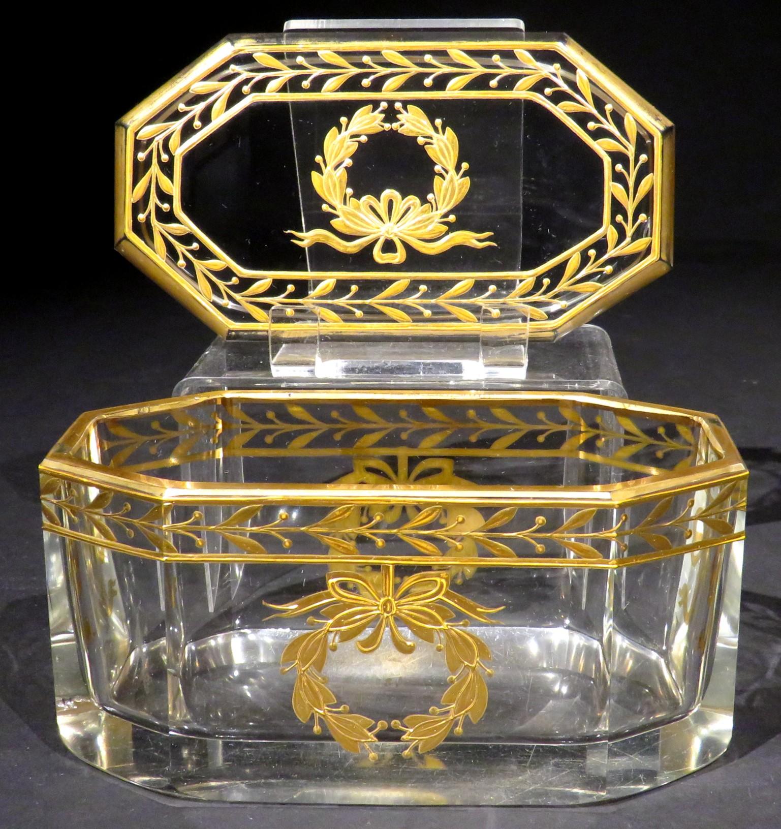 Doré Grand pot ou boîte en verre décoré et doré du début du 20e siècle, vers 1920 en vente