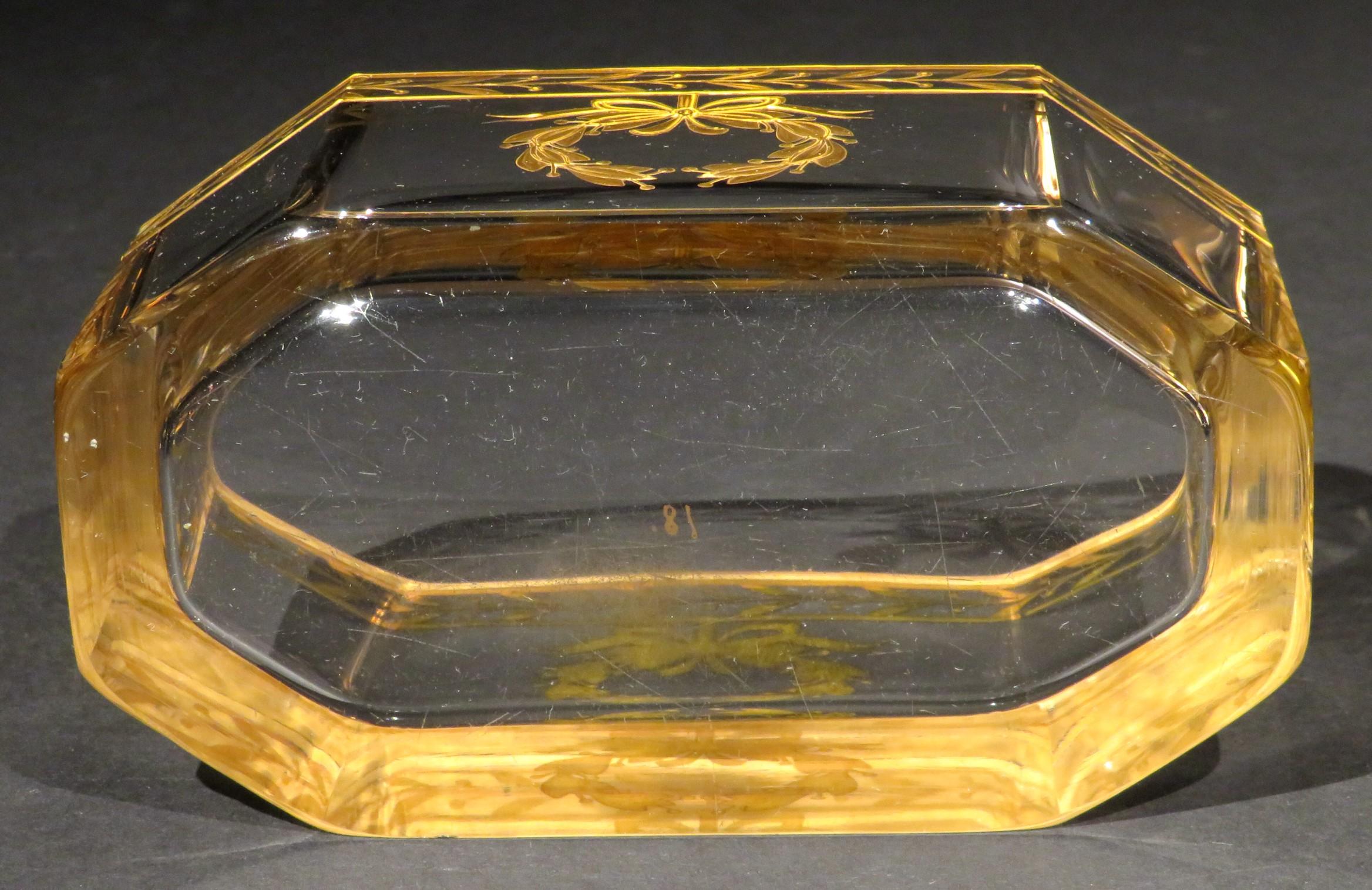 20ième siècle Grand pot ou boîte en verre décoré et doré du début du 20e siècle, vers 1920 en vente