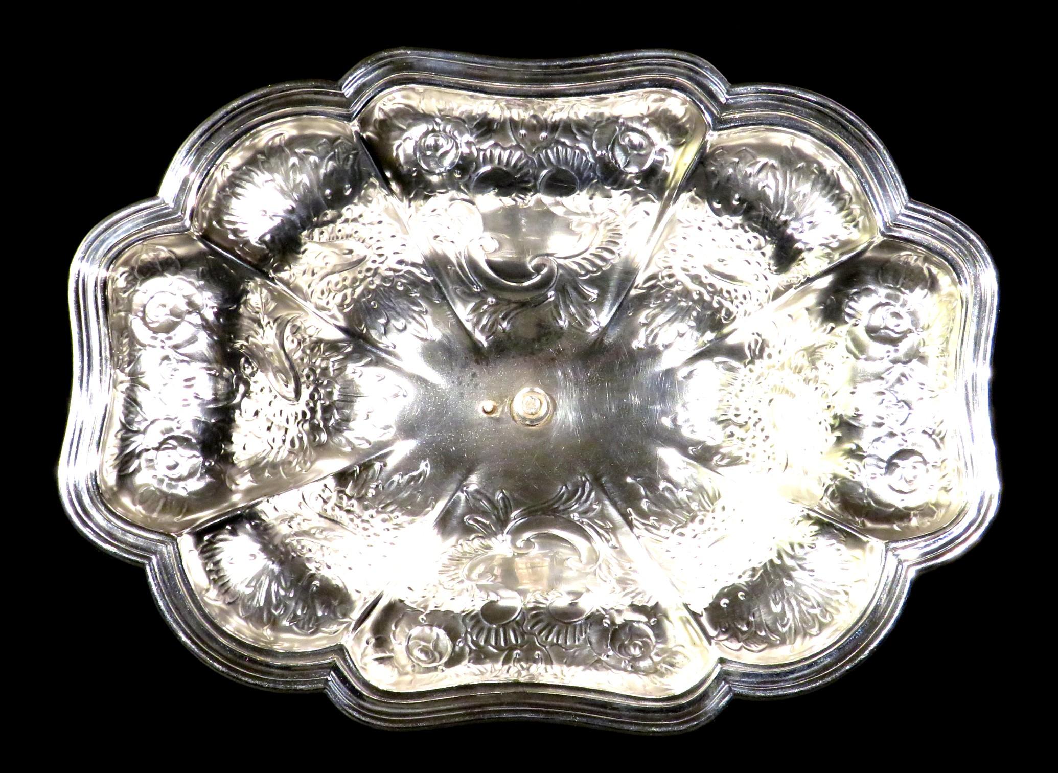 Embossed A Fine Early 20th Century Silver Plated Entrée Dish, England Circa 1900 For Sale