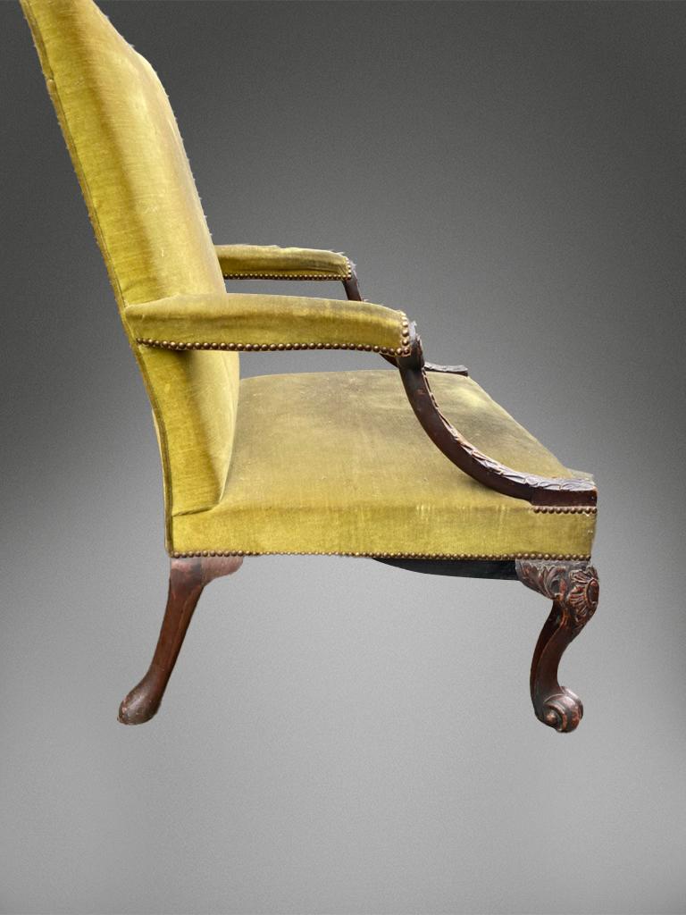 Una bella poltrona dell'inizio/metà del XVIII secolo, di dimensioni insolitamente grandi e superbamente intagliata in noce. Inglese 1730-40.

In origine le rotelle avrebbero aggiunto 3 o 4 cm all'altezza.