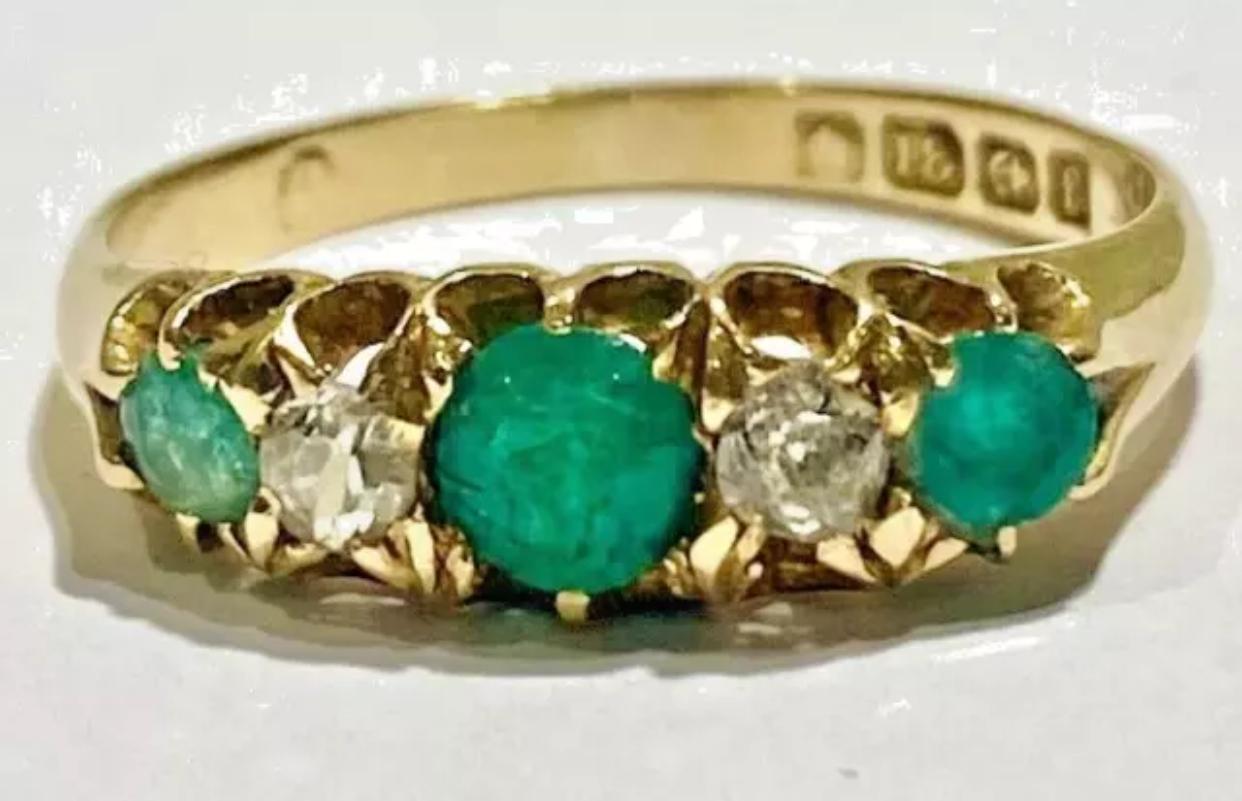 Bague édouardienne en or jaune 18 carats massif à cinq pierres, émeraude et diamant en vente 5