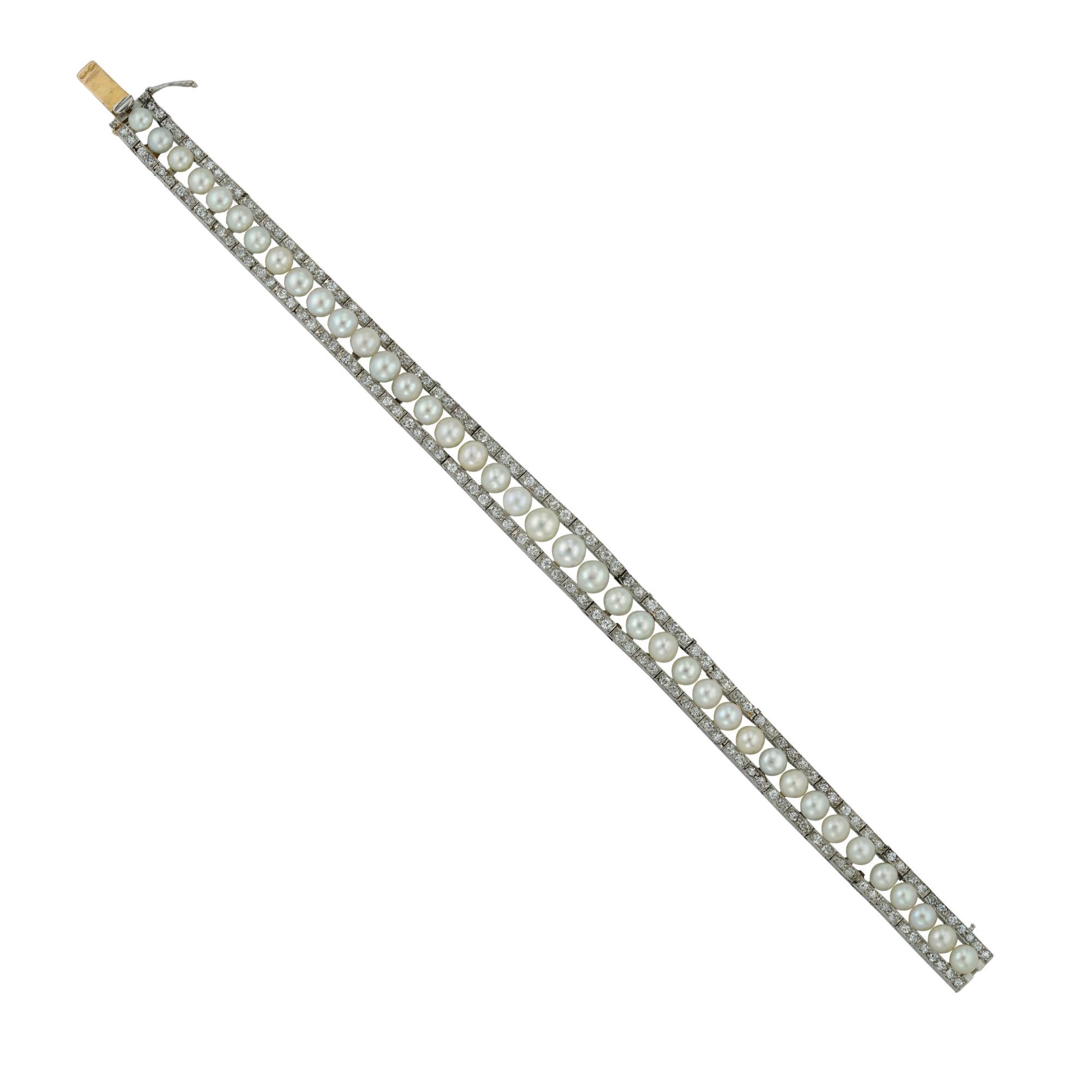 Bracelet édouardien en perles naturelles et diamants, les trente-neuf perles, accompagnées d'un rapport CIRCA indiquant qu'il s'agit de perles naturelles d'eau salée, d'un diamètre de 3,6 à 4,9 mm, serties au centre, dans deux rangées de diamants