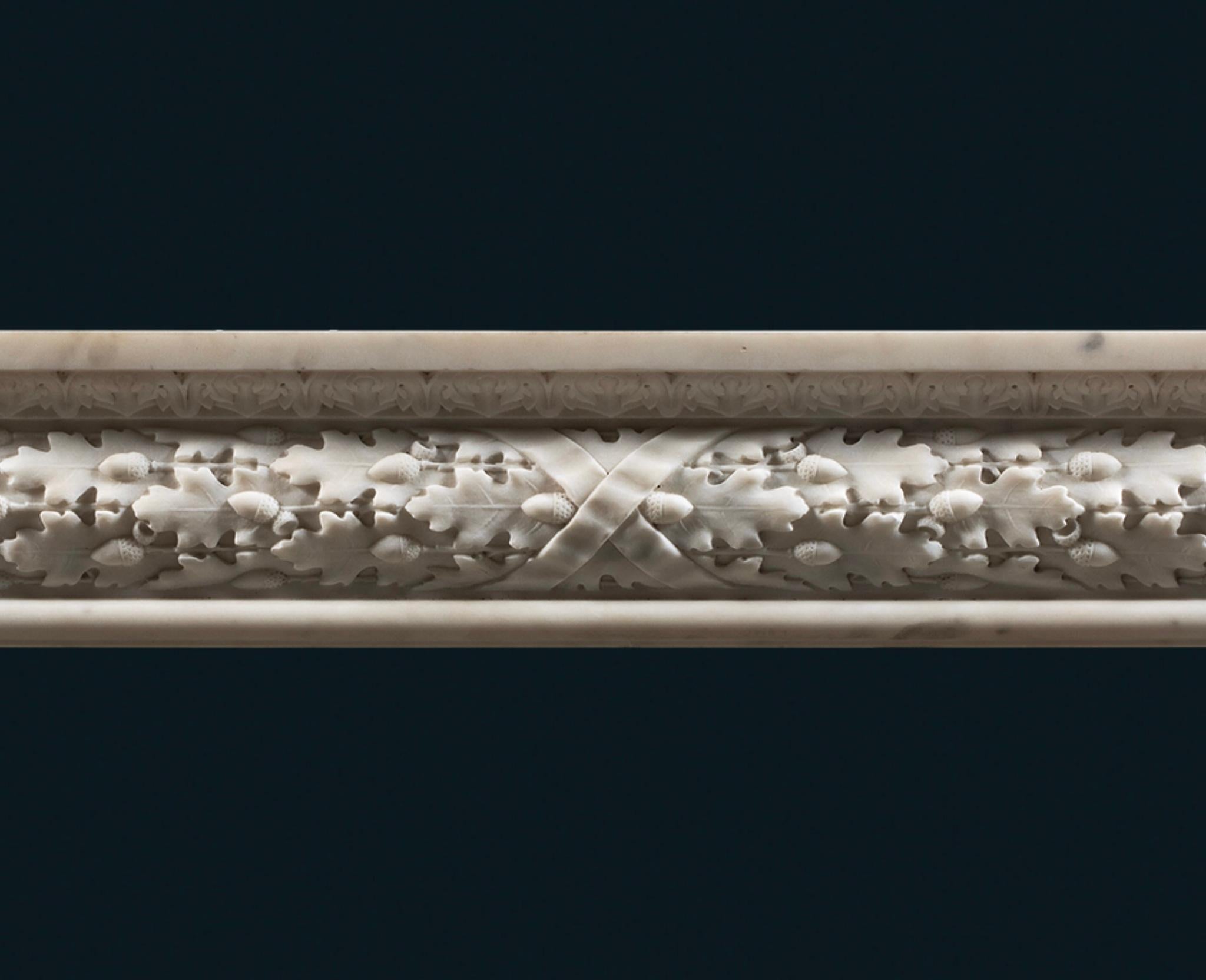 Cadre en marbre du XVIIIe siècle exceptionnellement sculpté, présentant le motif de la feuille de chêne avec des glands, interrompu par des feuilles d'acanthe aux angles et par un ruban au centre. L'ornementation délicate d'une feuille romane court