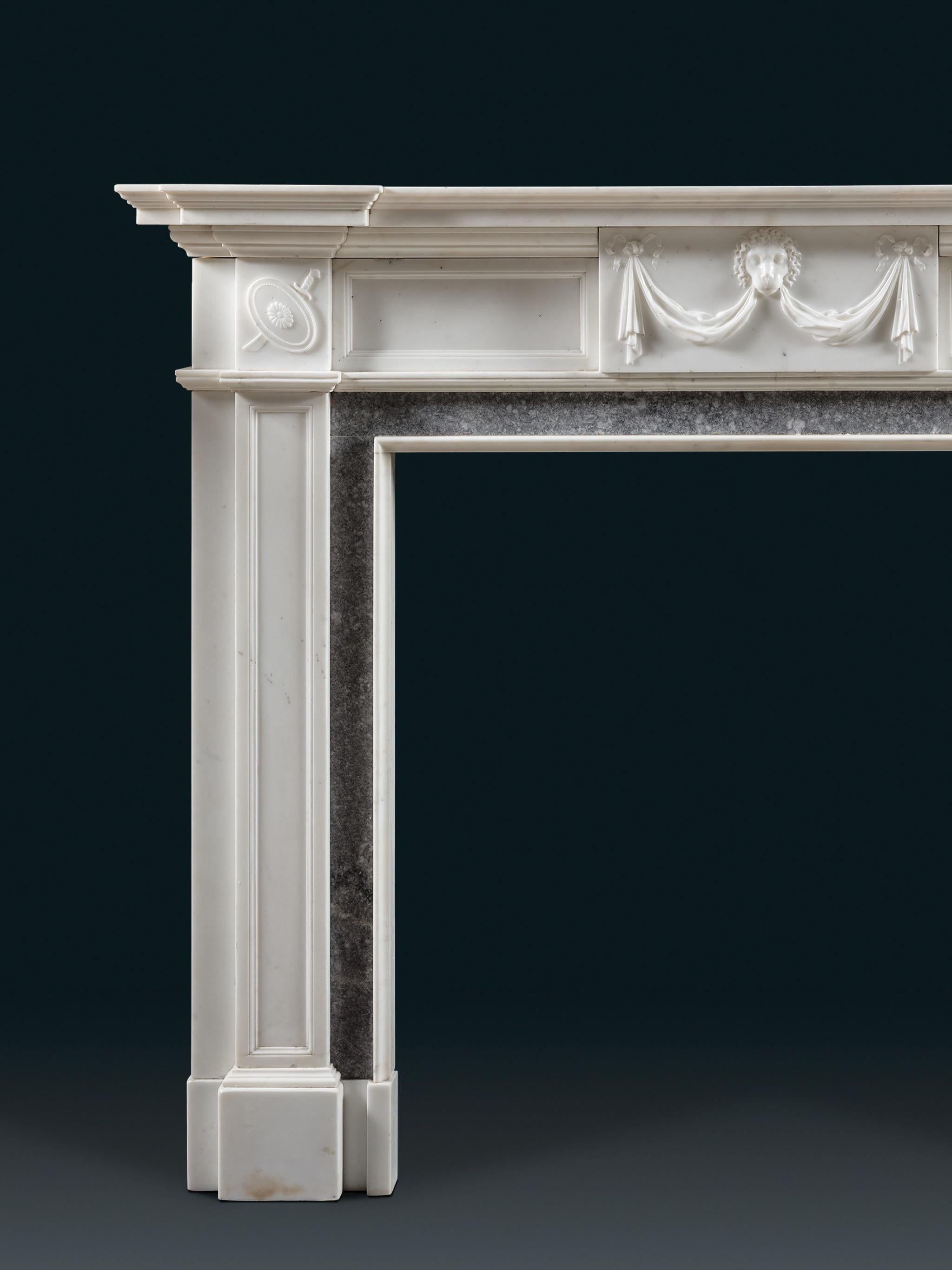 Sculpté Cheminée du XVIIIe siècle en marbre statuaire avec incrustation de granit en vente