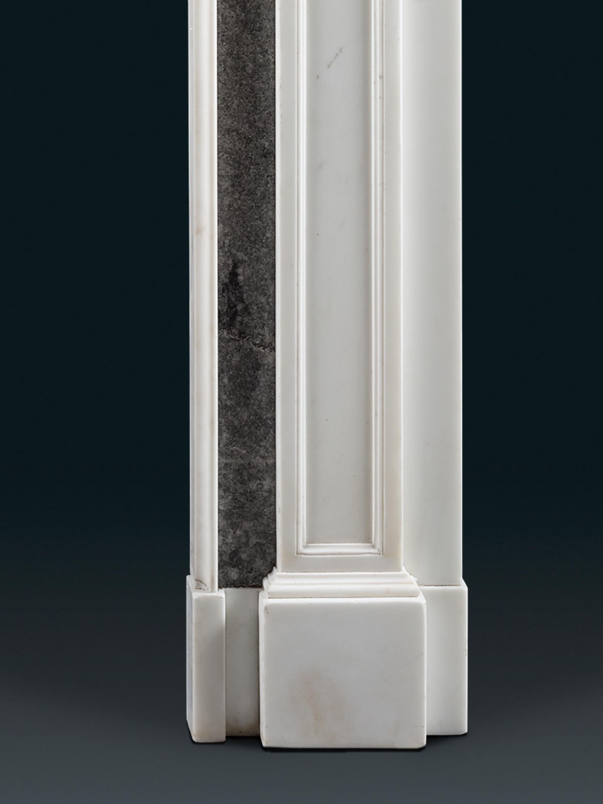Cheminée du XVIIIe siècle en marbre statuaire avec incrustation de granit Bon état - En vente à London, GB