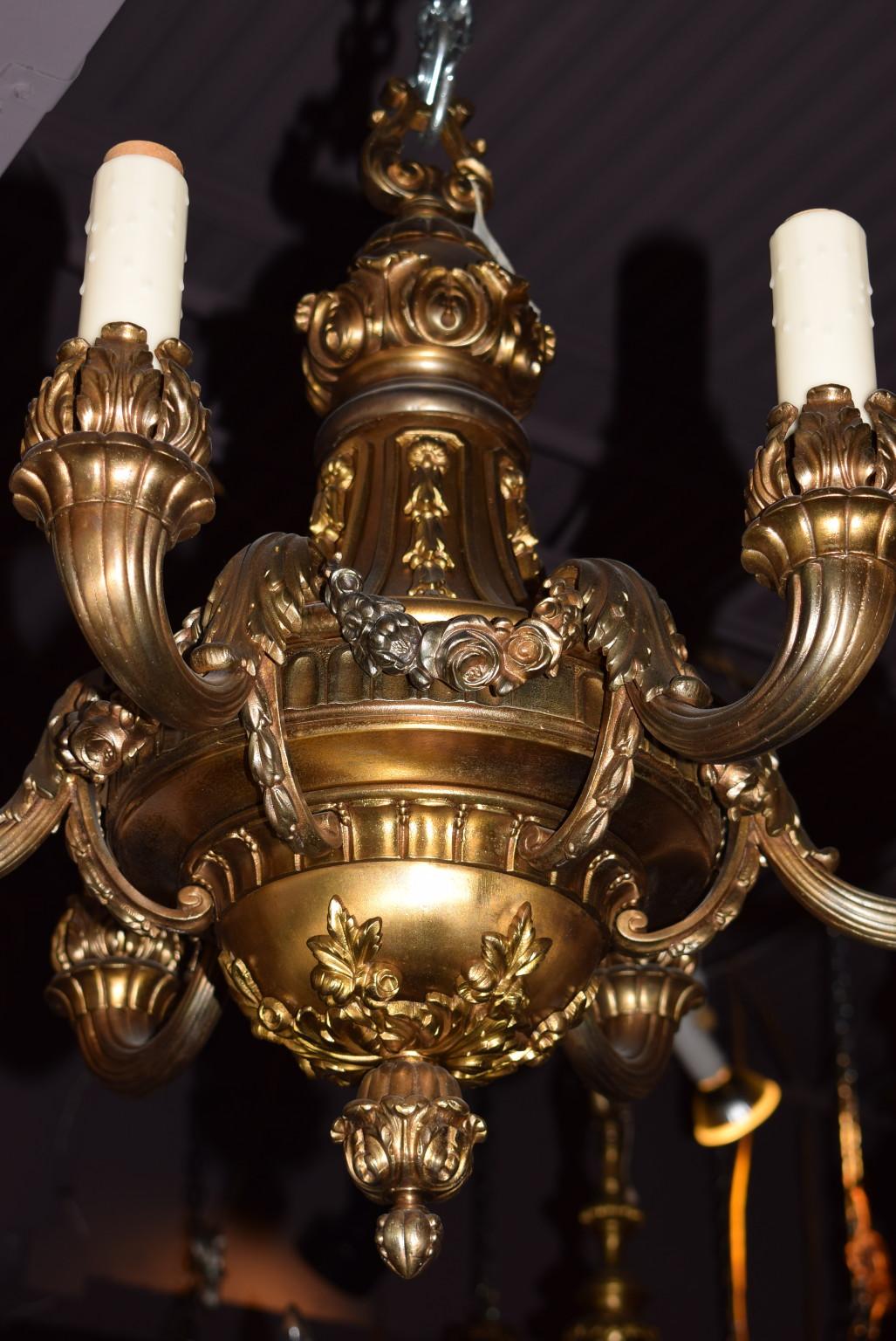 Raffinato ed elegante lampadario neoclassico in bronzo dorato. A 6 luci.
Francia, 1910 circa
Dimensioni: Altezza 25