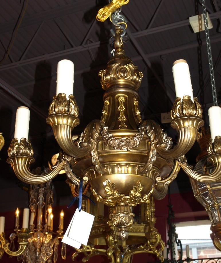 Neoclassico Raffinato ed elegante lampadario neoclassico in bronzo dorato in vendita
