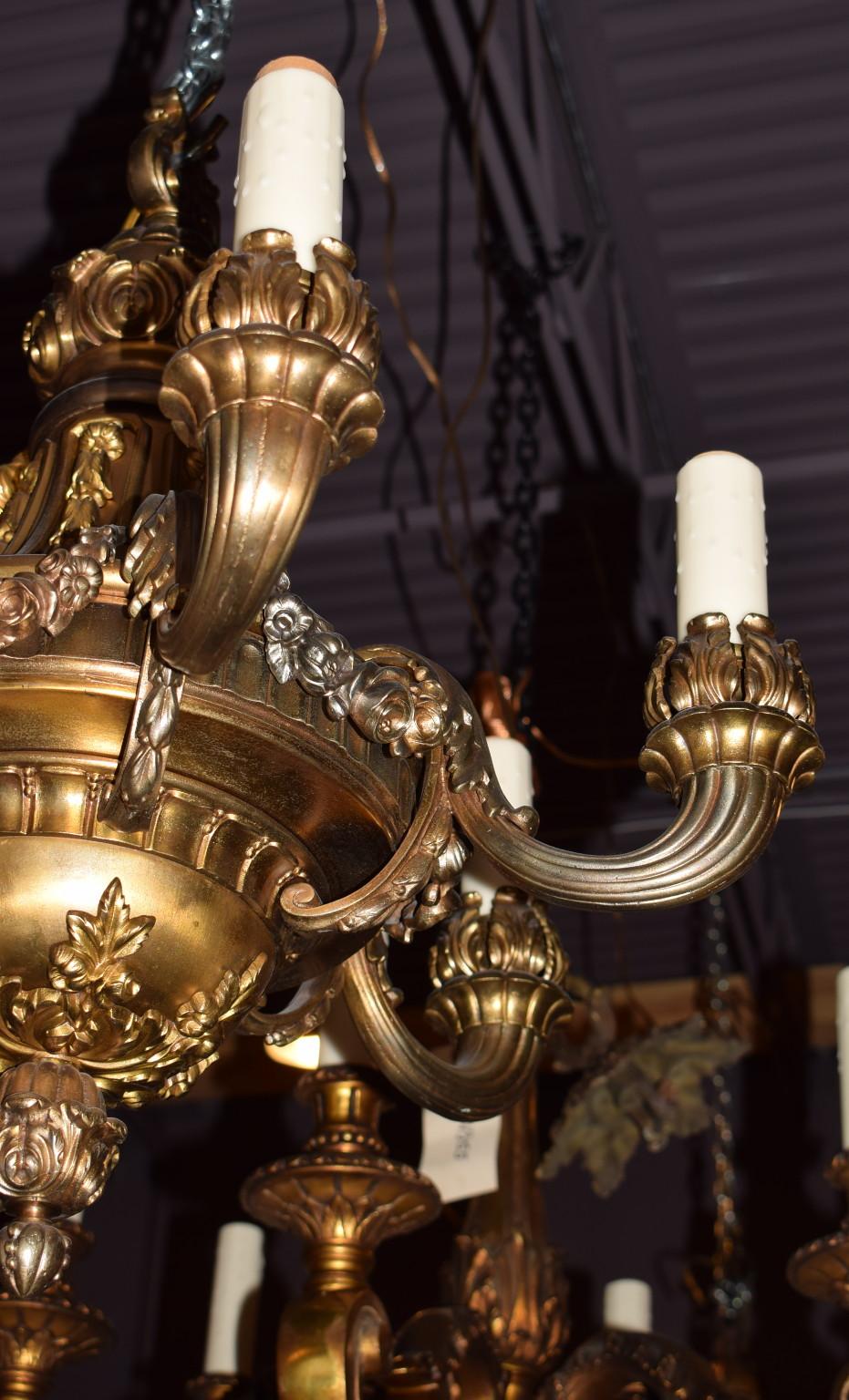 Francese Raffinato ed elegante lampadario neoclassico in bronzo dorato in vendita