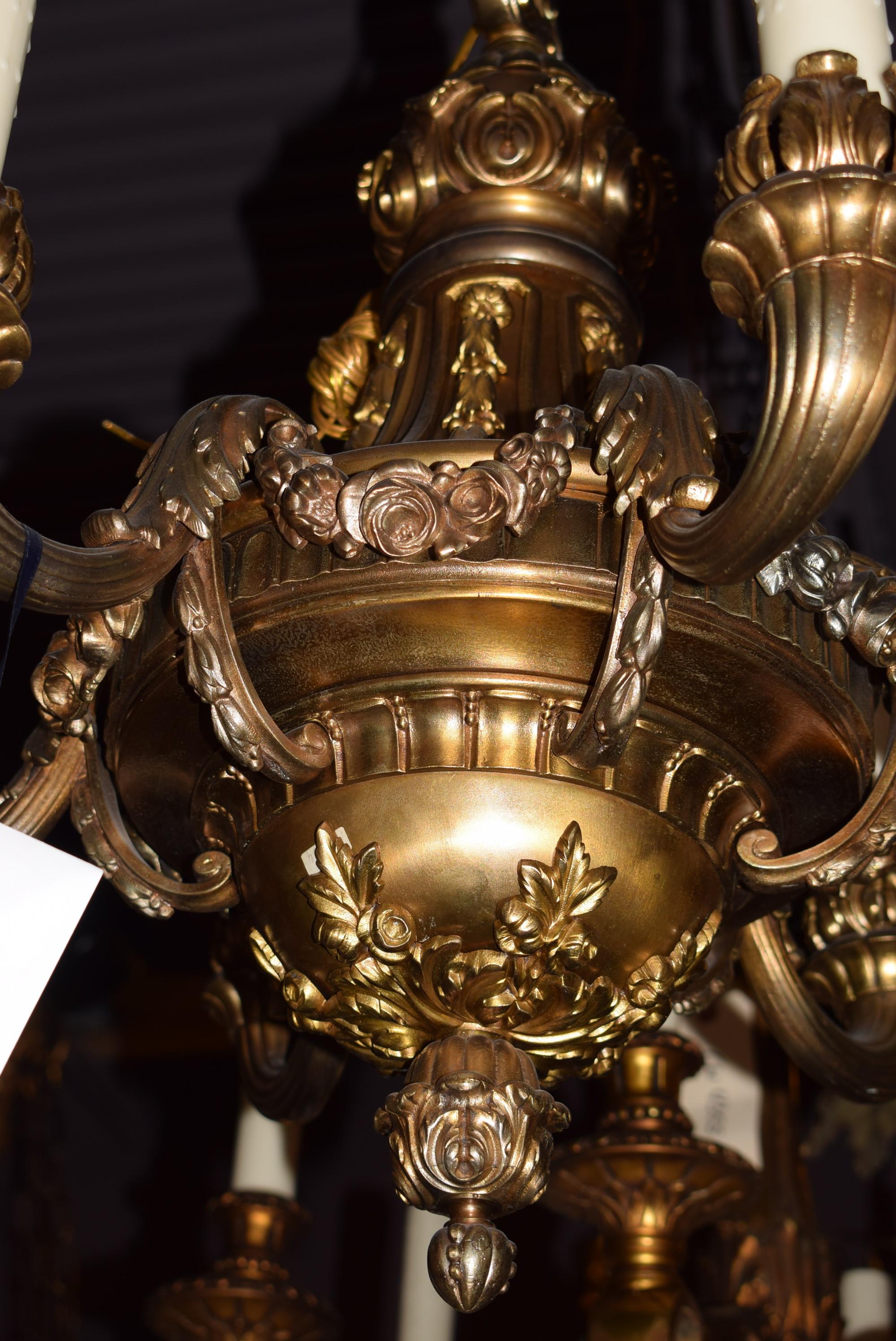 Raffinato ed elegante lampadario neoclassico in bronzo dorato In condizioni buone in vendita a Atlanta, GA