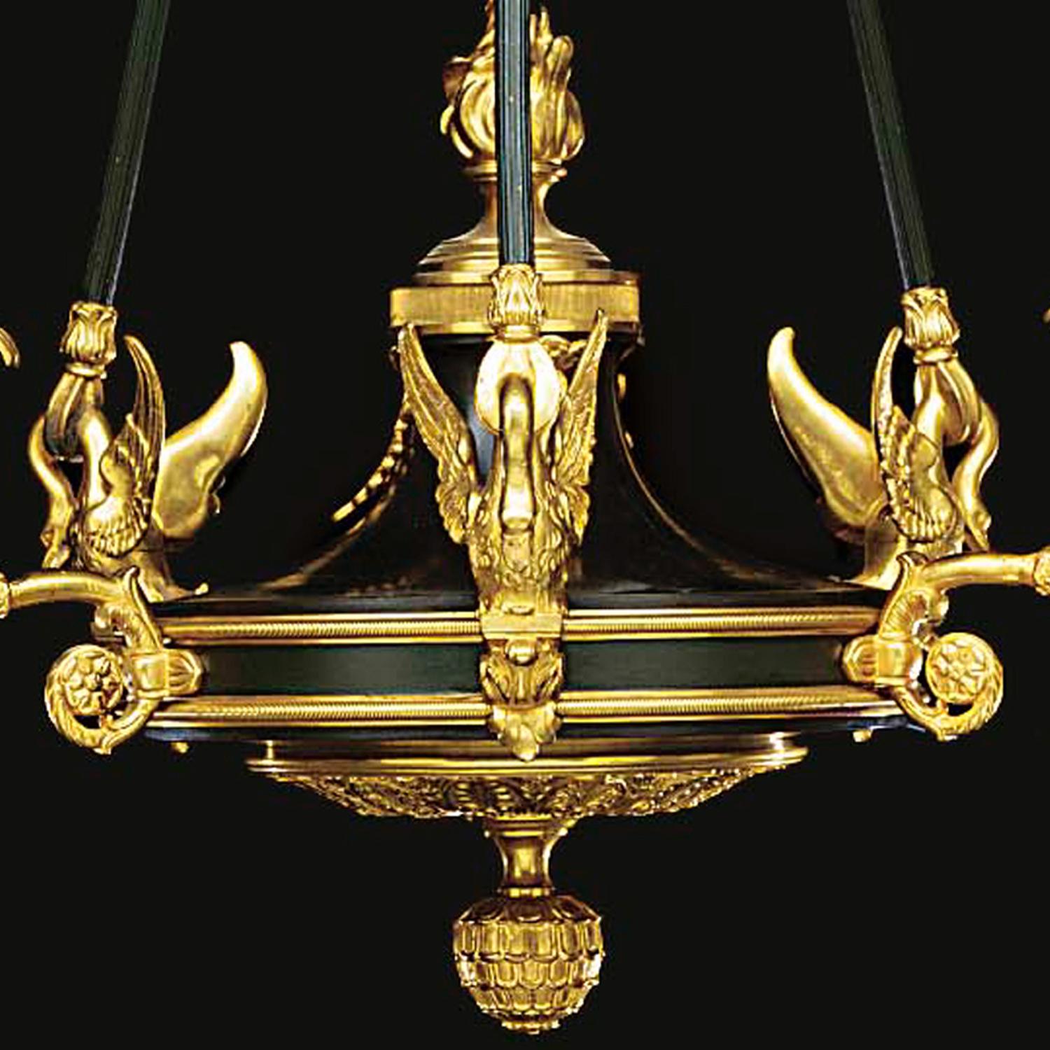 Français Lustre à trois lumières de style Empire en bronze doré patiné, datant d'environ 1900 en vente