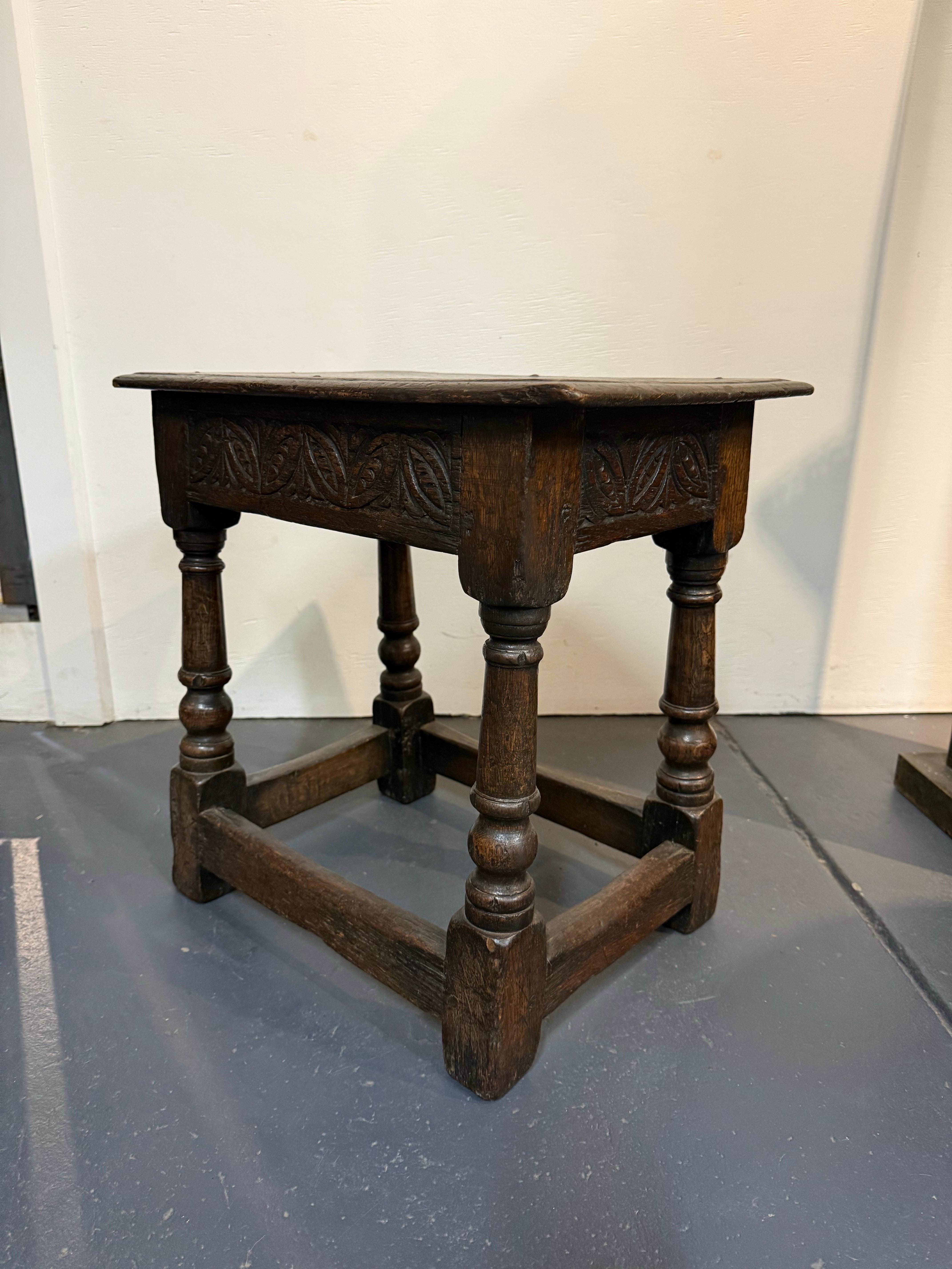 Sculpté à la main Tabouret en chêne anglais, XVIIIe siècle en vente