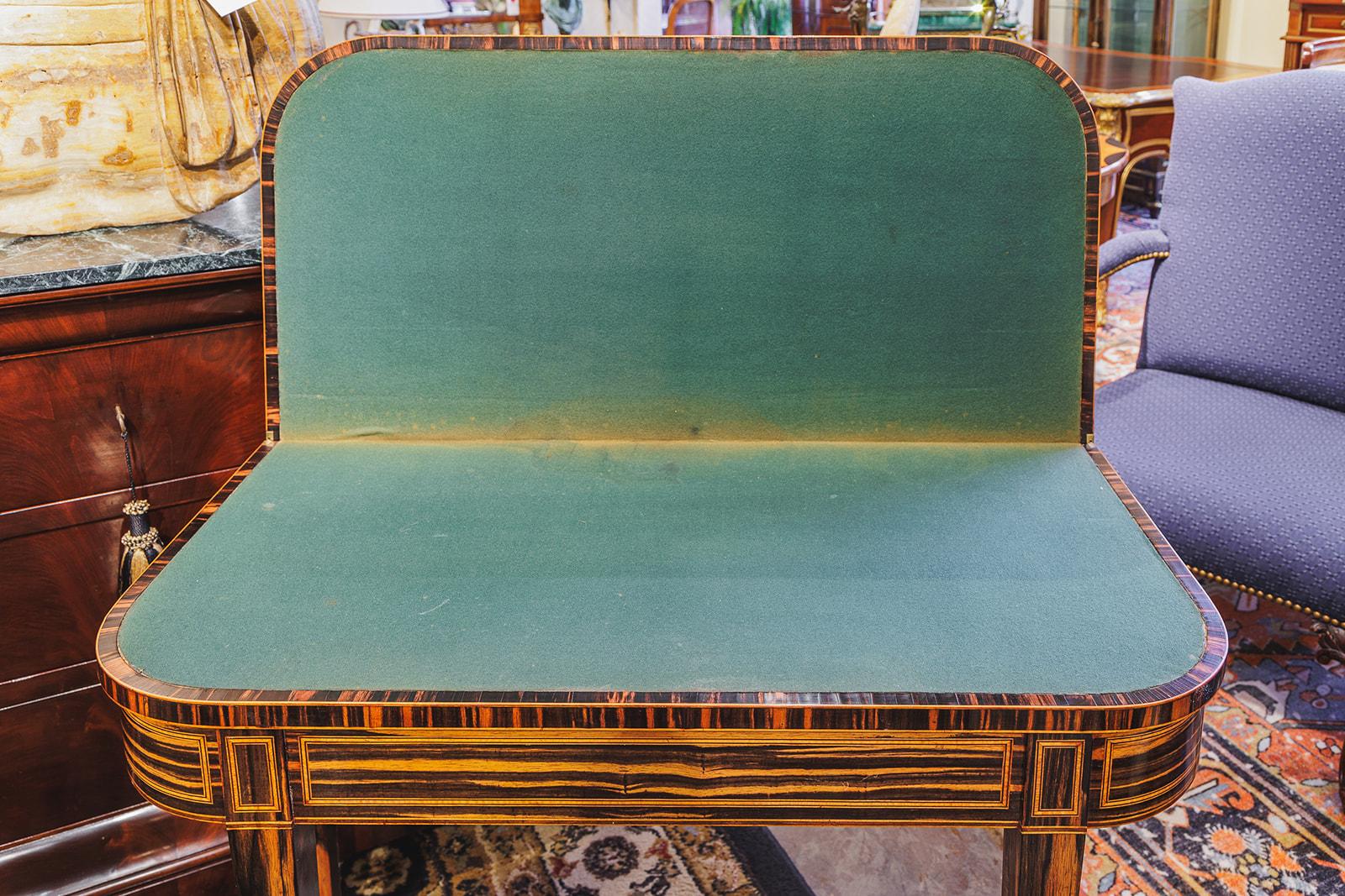 Ein feiner englischer Regency-Kalamander-Spieltisch  (19. Jahrhundert) im Angebot