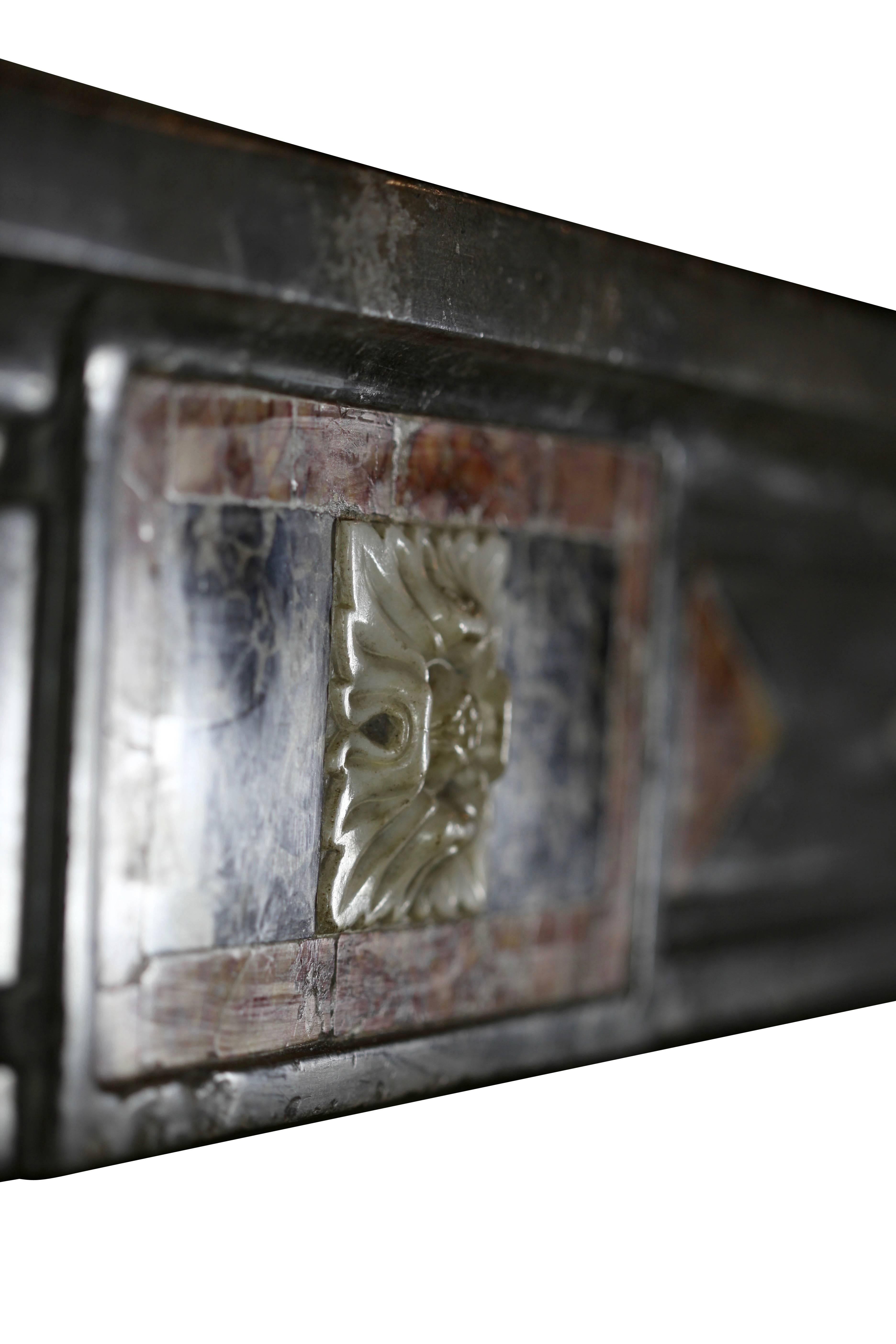Cheminée ancienne européenne rustique et raffinée avec incrustations en marbre Excellent état - En vente à Beervelde, BE