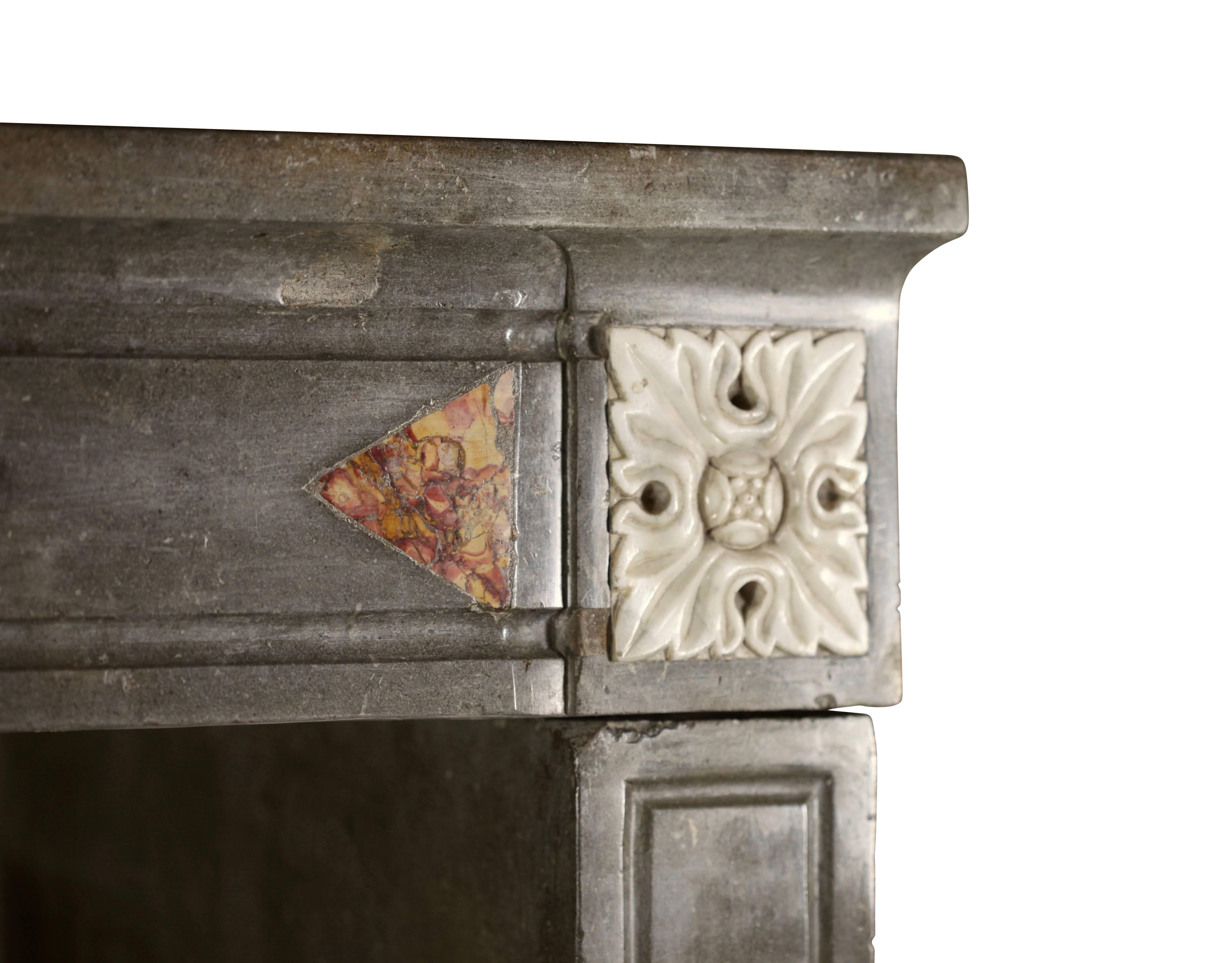 Pierre Cheminée ancienne européenne rustique et raffinée avec incrustations en marbre en vente