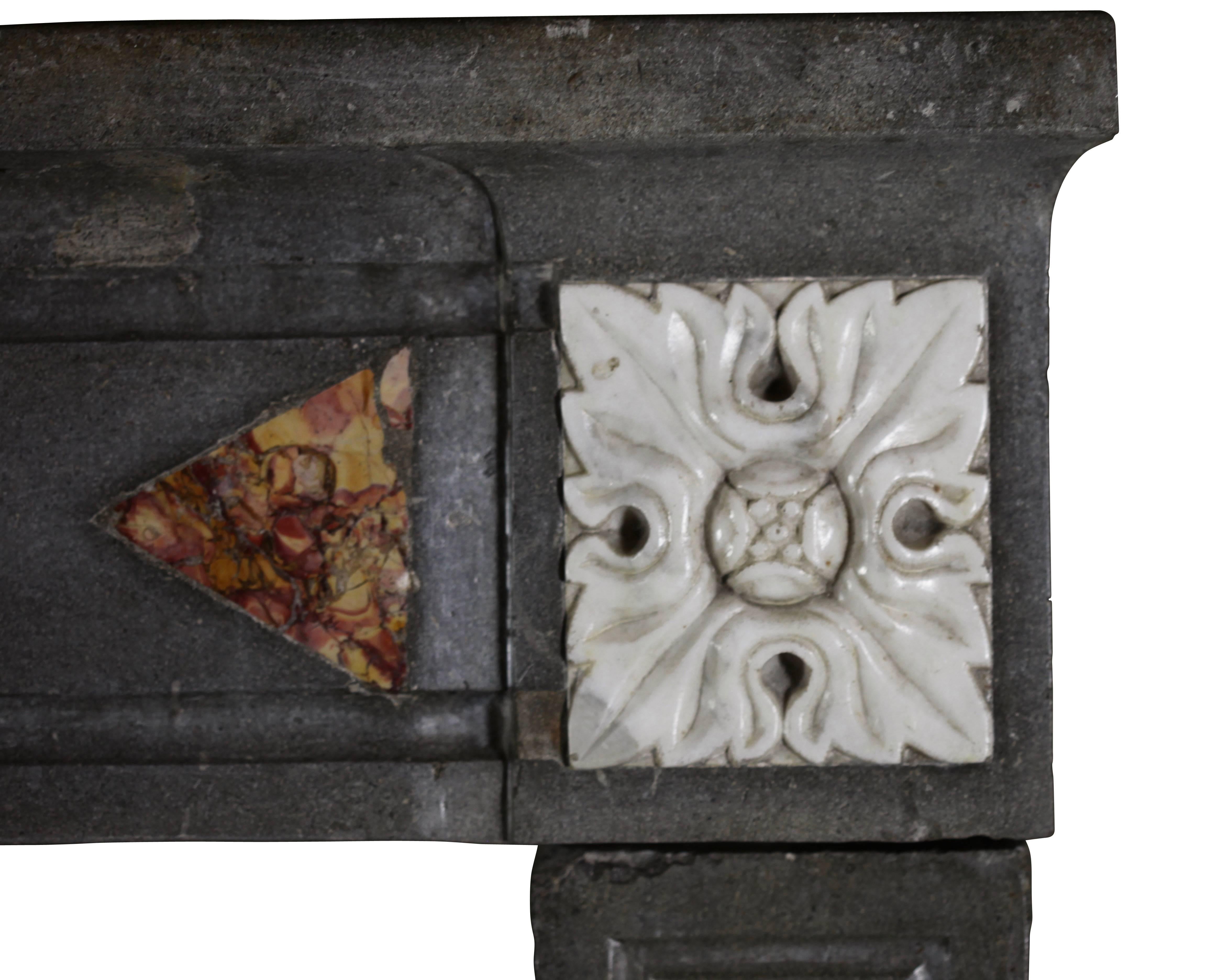 Cheminée ancienne européenne rustique et raffinée avec incrustations en marbre en vente 1