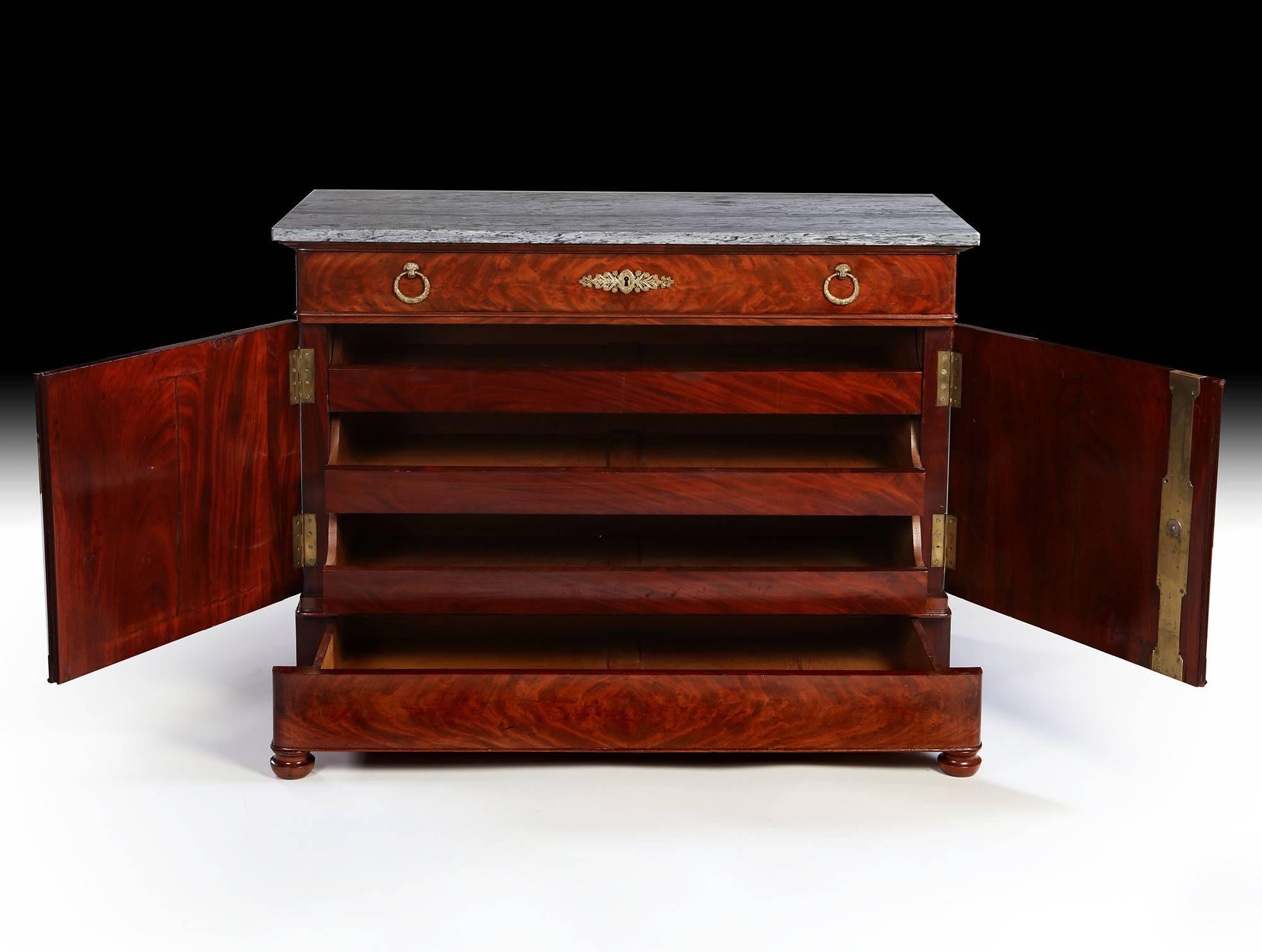 Stile impero Armadio in mogano a fiamma fine in vendita